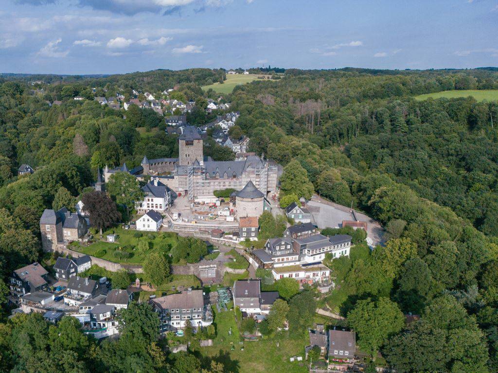 Schloss Burg aus der Vogelperspektive.