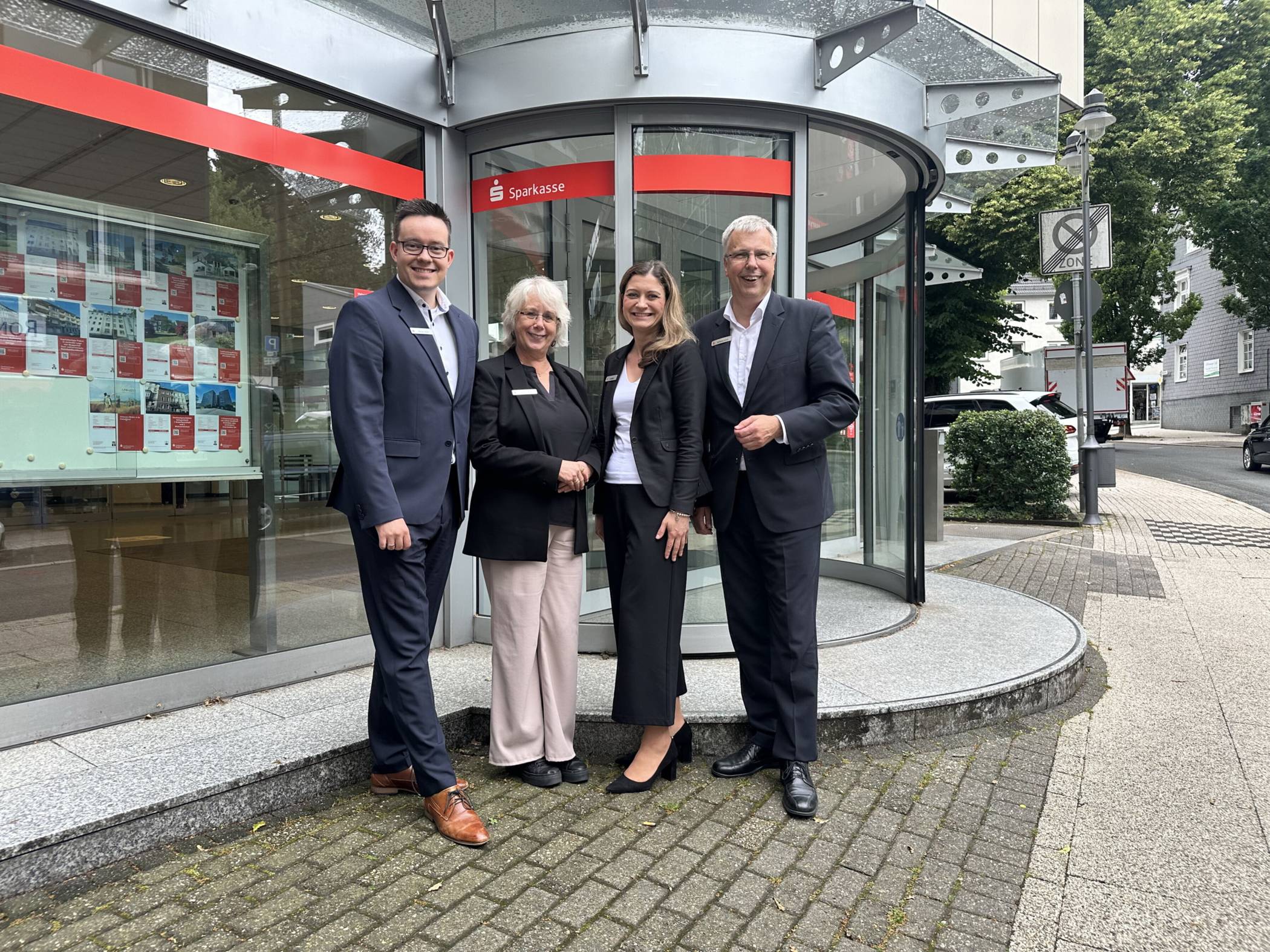  Von li.: Florian Steger (Teamleiter der Sparkassen-Filiale Ronsdorf), Sabine Schulz (bisherige Leiterin der Filiale), Eva Joppien (künftige Leiterin) und Wolfgang Jarisch (Bereichsleiter der Region Barmen Ost der Sparkasse Wuppertal). 