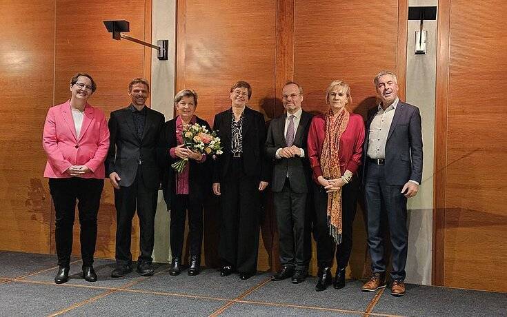 Prof. Dr. Tanja Gojny (li.) und weitere Vertreterinnen und Vertreter des Claudius-Verlags nahmen den Preis von Felix Klein (5.v.li.) und Simone Oldenburg (Präsidentin der Bildungsministerkonferenz) in Berlin entgegen.