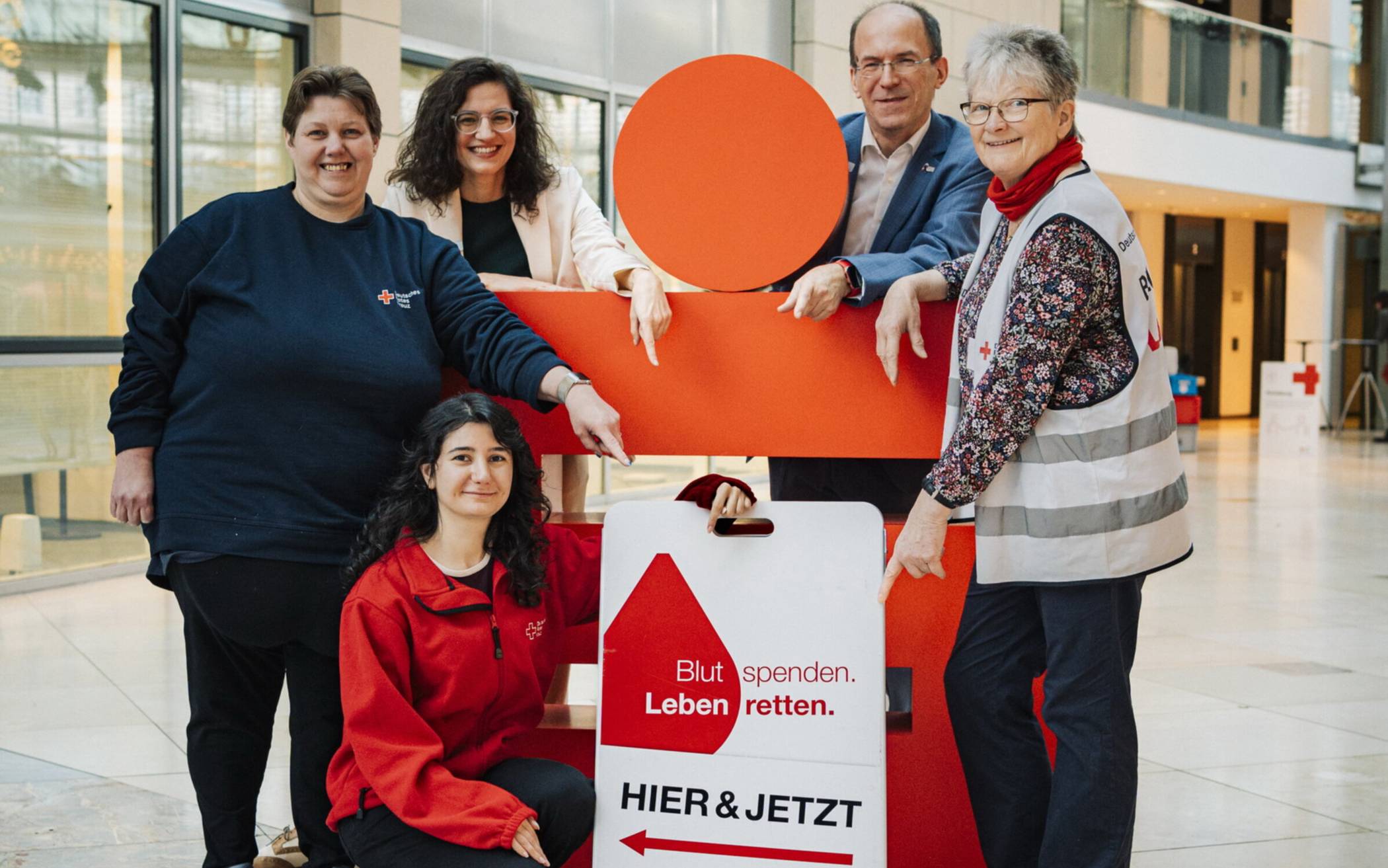 Die Helferinnen und Helfer des DRK-Kreisverbands Wuppertal und der Sparkasse Wuppertal freuten sich über den Erfolg.