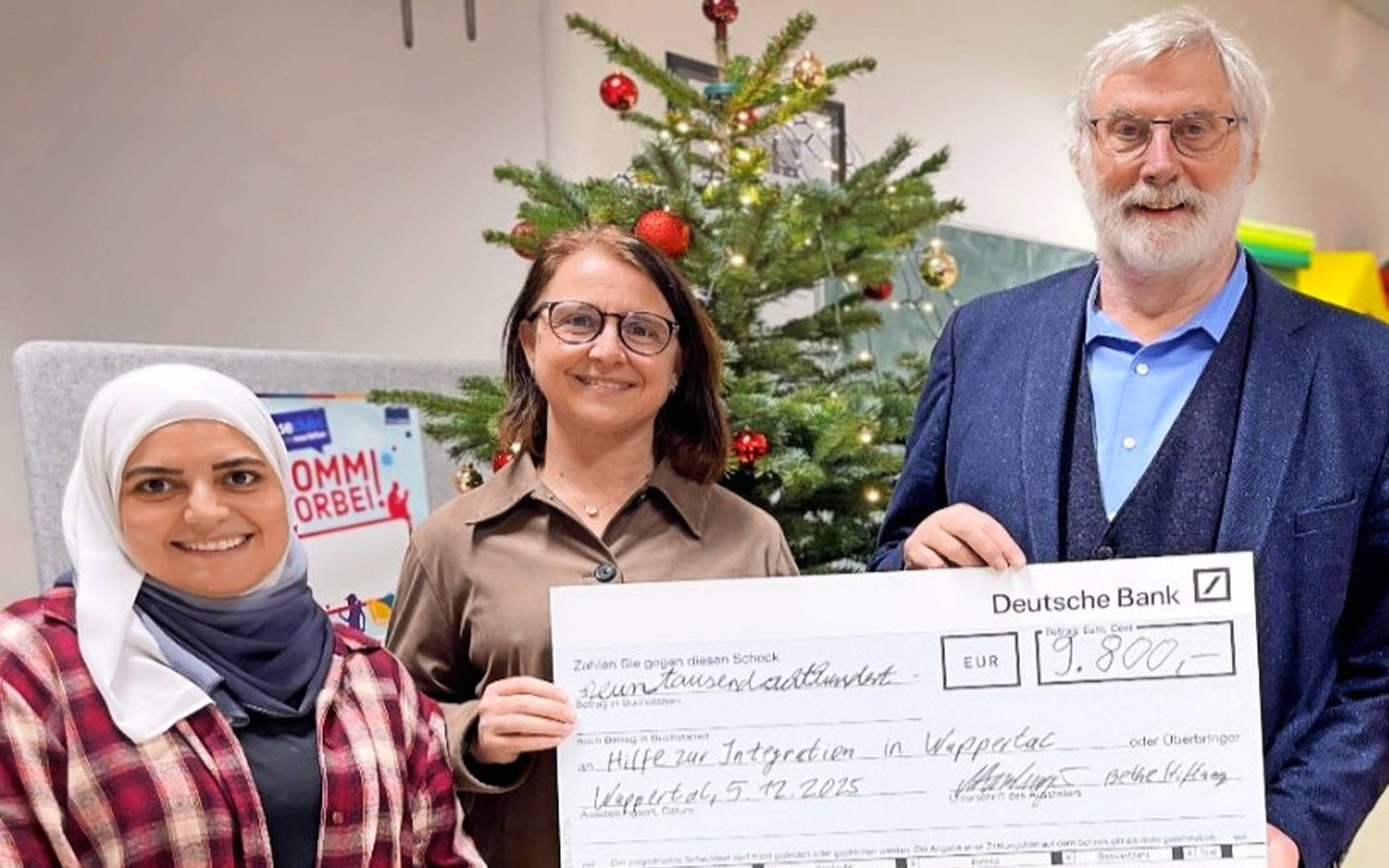  Spendenscheck-Übergabe in Heckinghausen mit Reem Bitar (li., pädagogische Projektassistentin der „Krawatte“) und Judith Denker (Pfarrerin der evangelischen Kirchengemeinde Heckinghausen( sowie Dr. Martin Hamburger von der Bethe-Stiftung. 