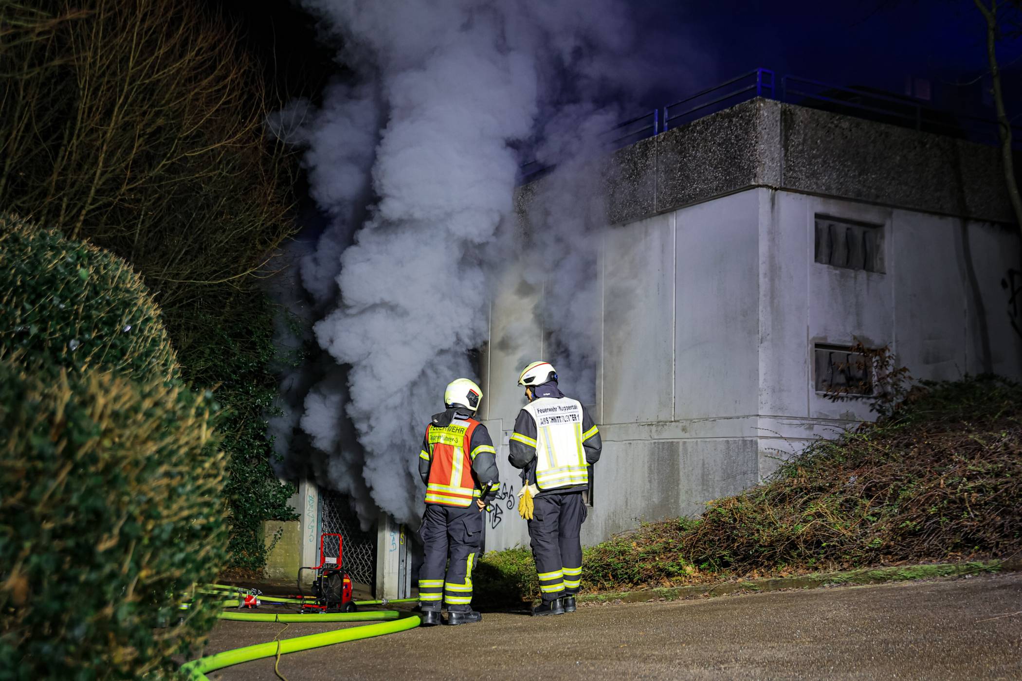  Der Rauch quoll aus der Garage. 