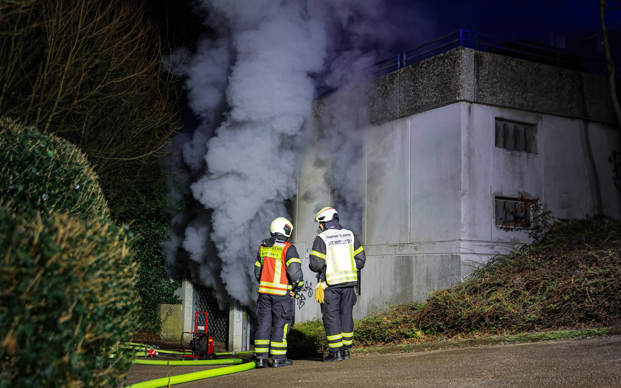 Der Rauch quoll aus der Garage.