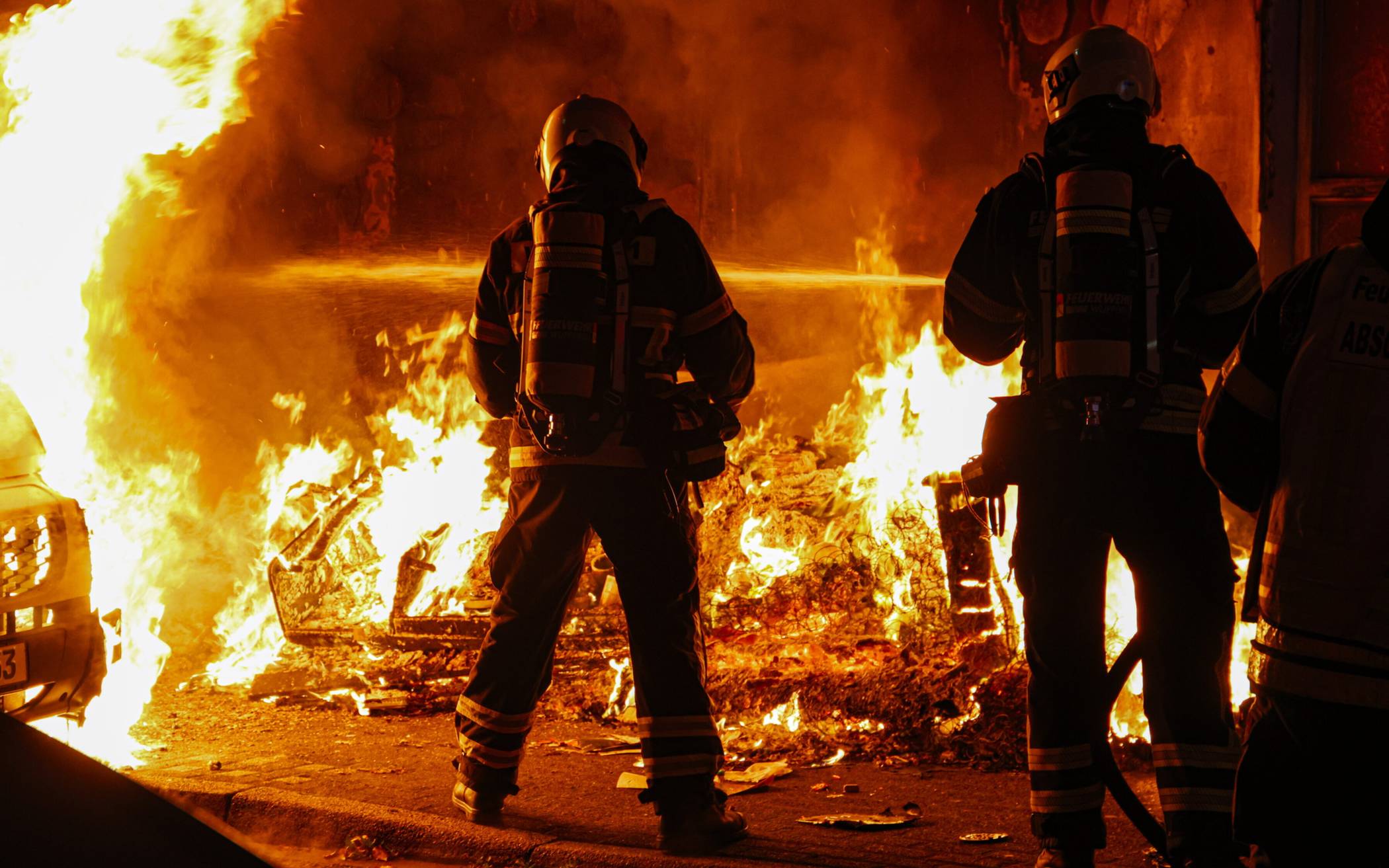 November In der Nacht auf den 10. November 2025 brach vor einem Mehrfamilienhaus in der...