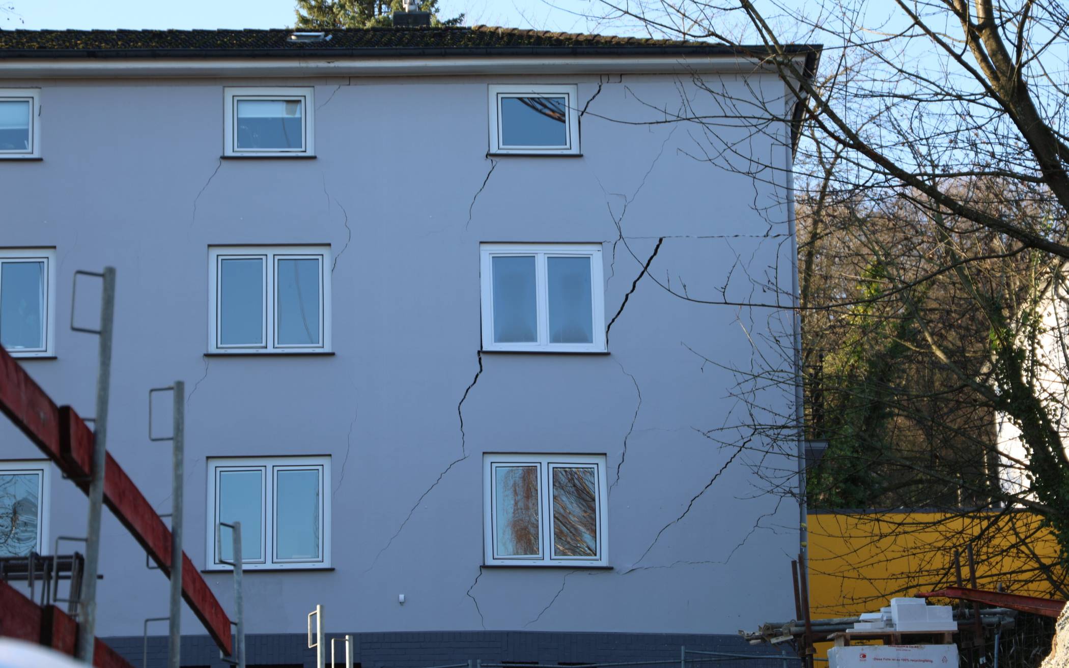 Dezember: Ein Mehrfamilienhaus am Königshöher Weg in Wuppertal-Elberfeld droht wegen...