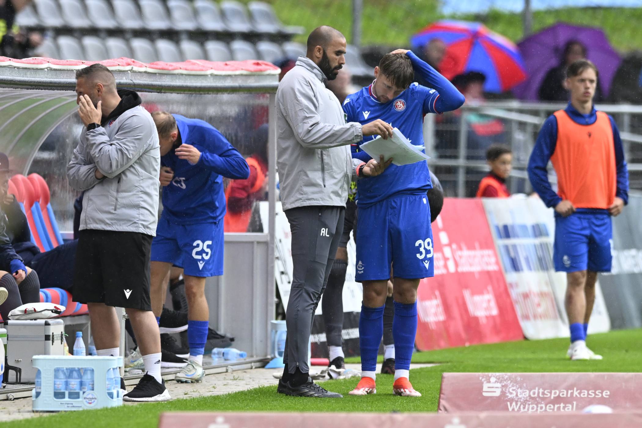  Co-Trainer Adli Lachheb, hier im Juli beim Testspiel gegen den VfL Bochum, soll bleiben. 