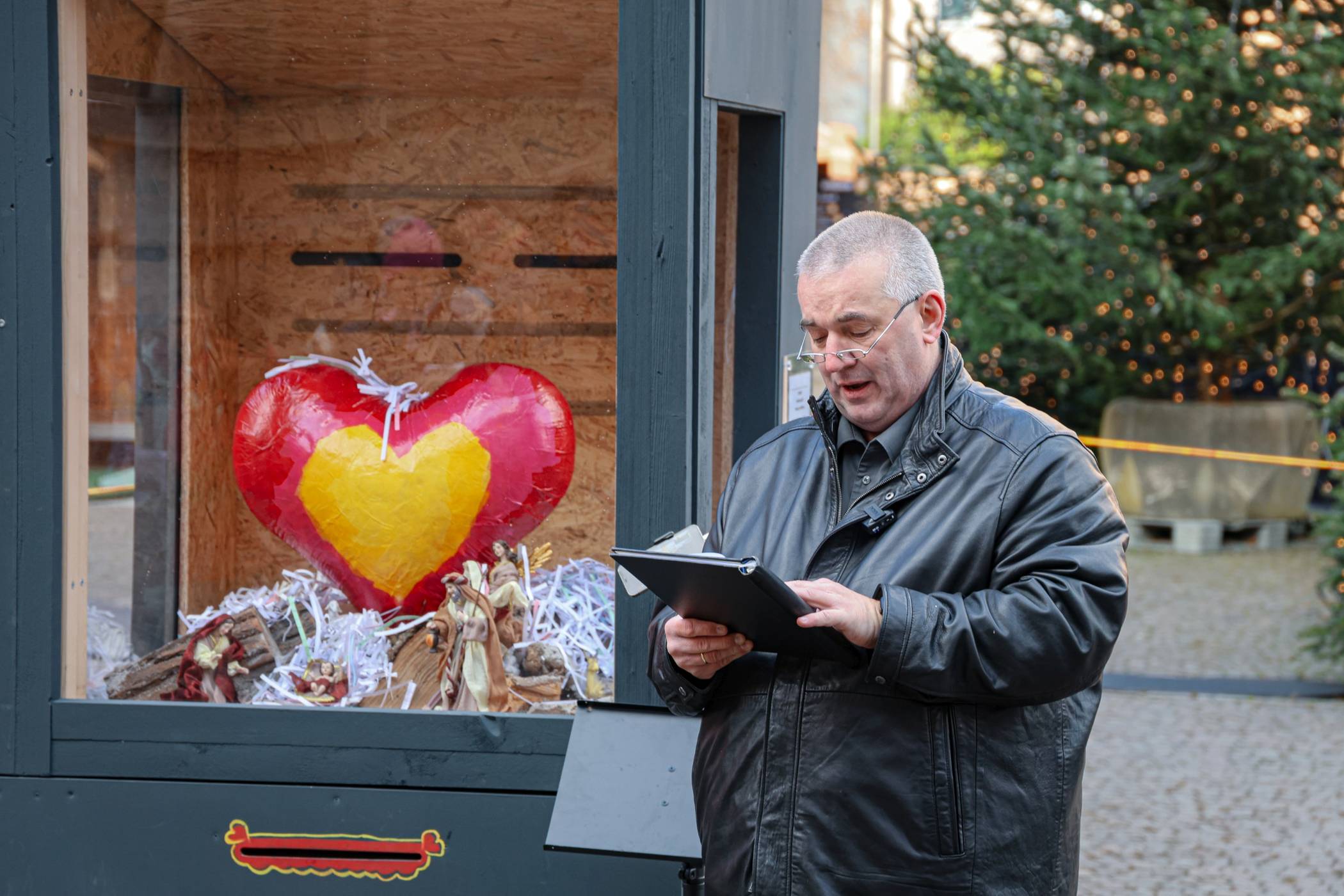 Dr. Werner Kleine an der Graffiti-Krippe.