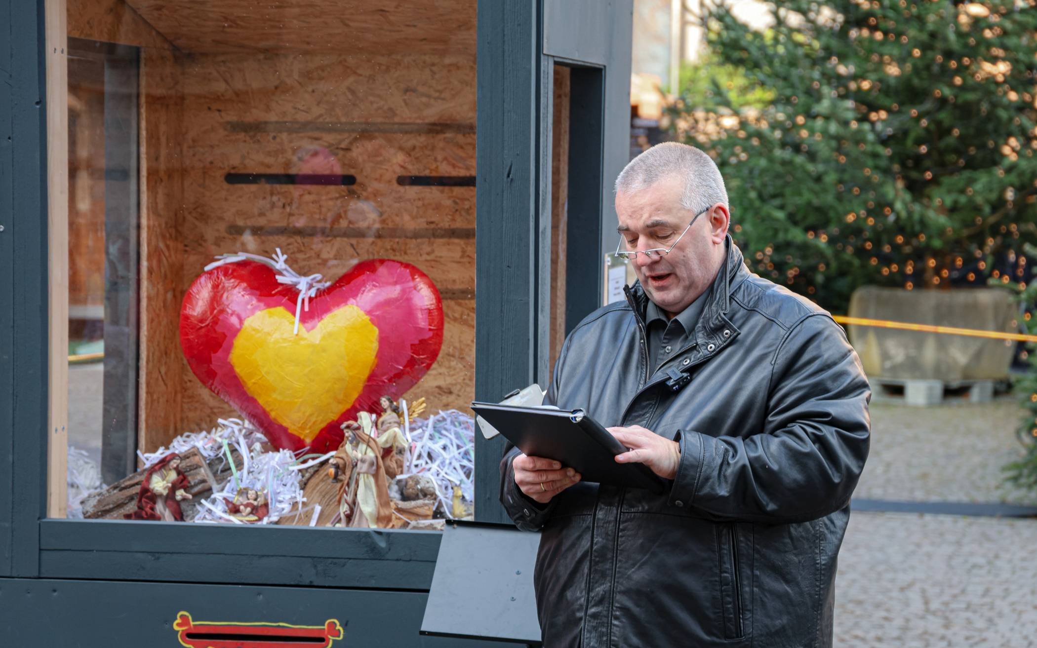 Dr. Werner Kleine an der Graffiti-Krippe.
