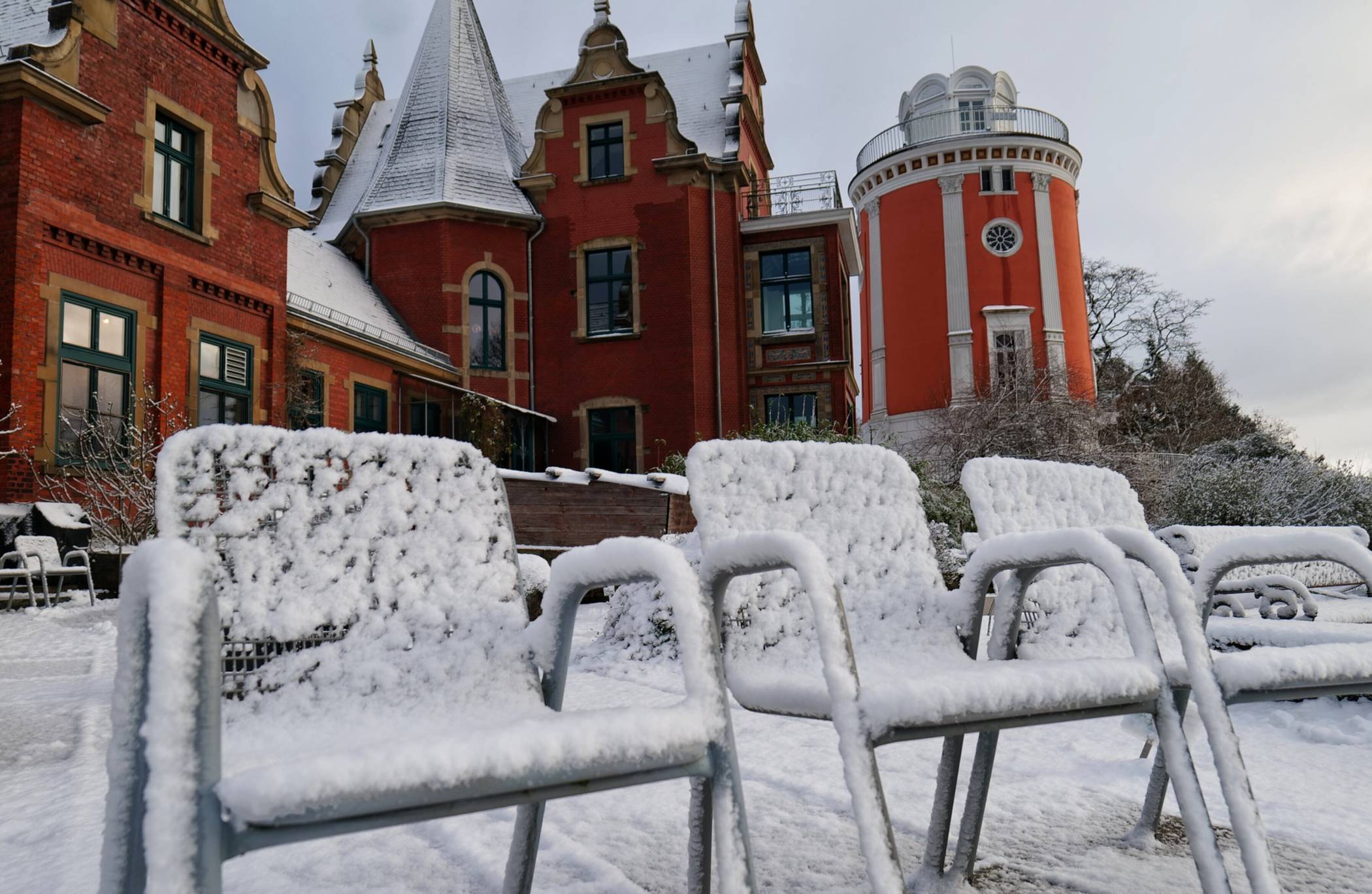 Die winterliche Hardt mit der Villa Eller und dem Elisenturm.