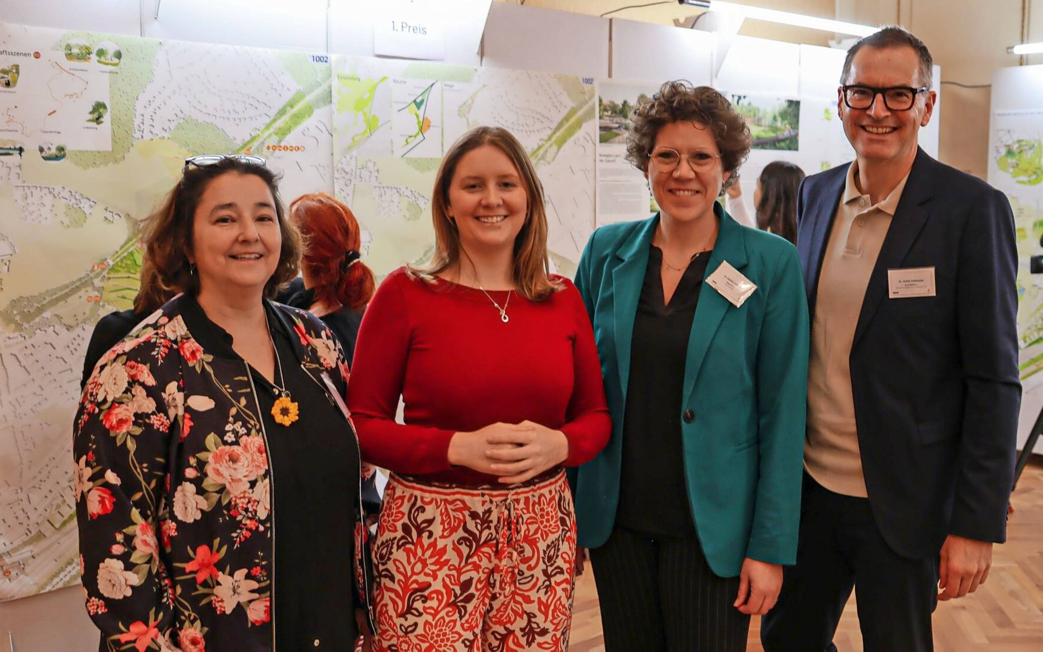 Bei der Vorstellung der Gewinner des freiraumplanerischen Wettwerbs für die BUGA 2031 (von links): Susanne Brambora-Schulz, Geschäftsführerin der BUGA Wuppertal 2031 gGmbH), OB Miriam Scherff, Umwelt-Dezernentin Kathrin Linthorst und Achim Schloemer, der Geschäftsführer der Deutschen Bundesgartenschau-Gesellschaft.  