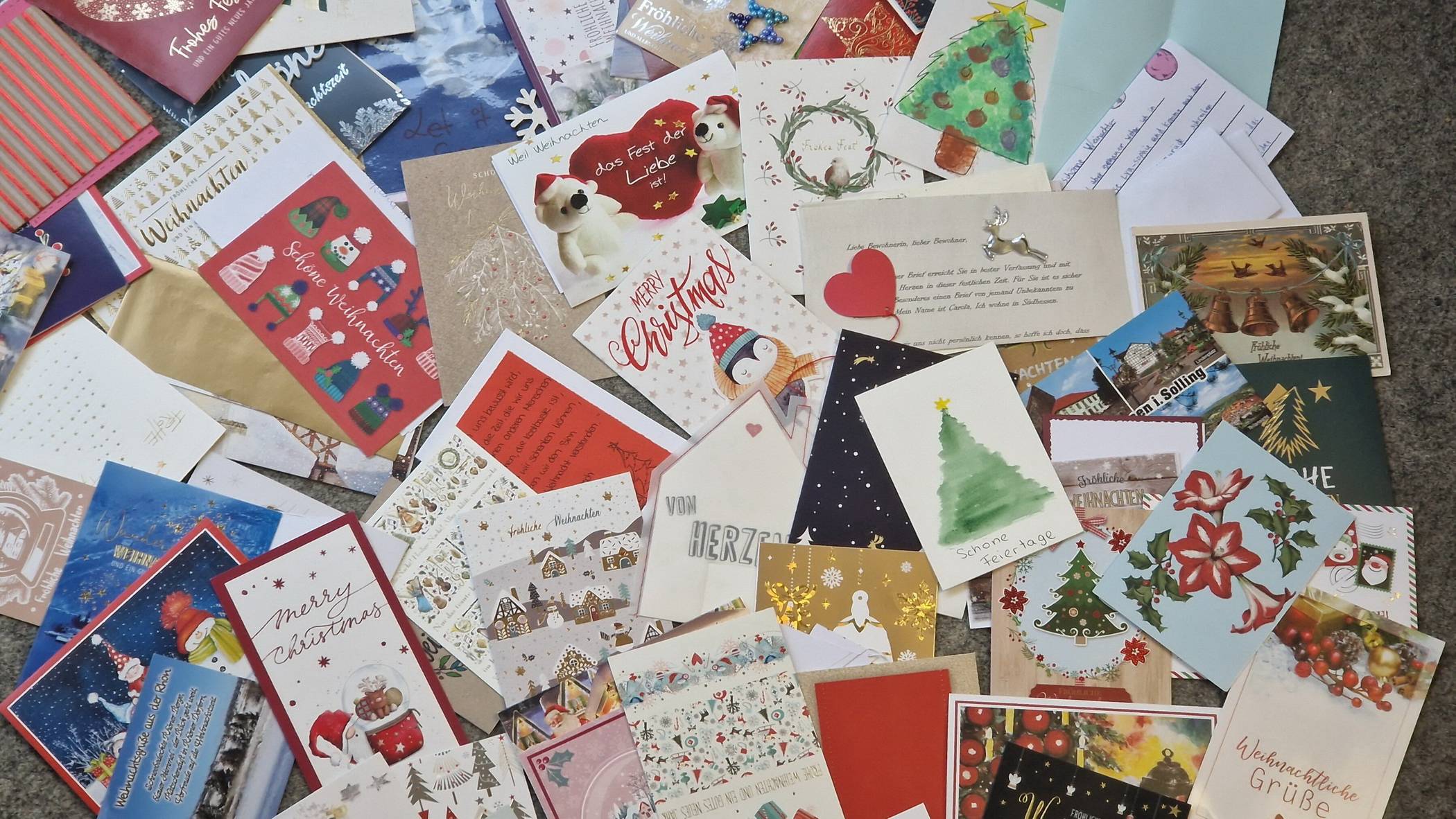 Ehrliche Arbeit: Weihnachtskarten für die Bewohnerinnen und Bewohner des Johanniter-Stifts.