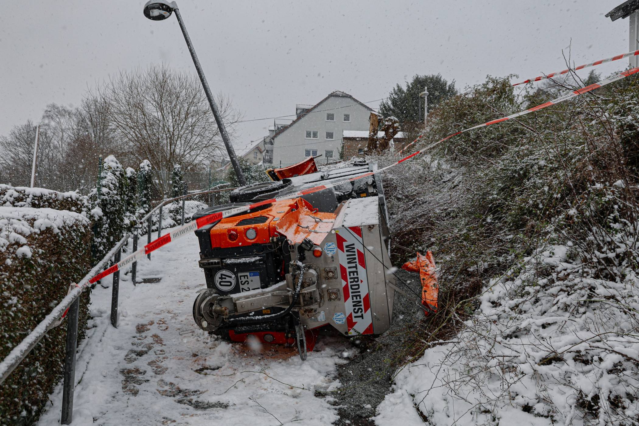  Das Fahrzeug wurde aufwändig geborgen. 