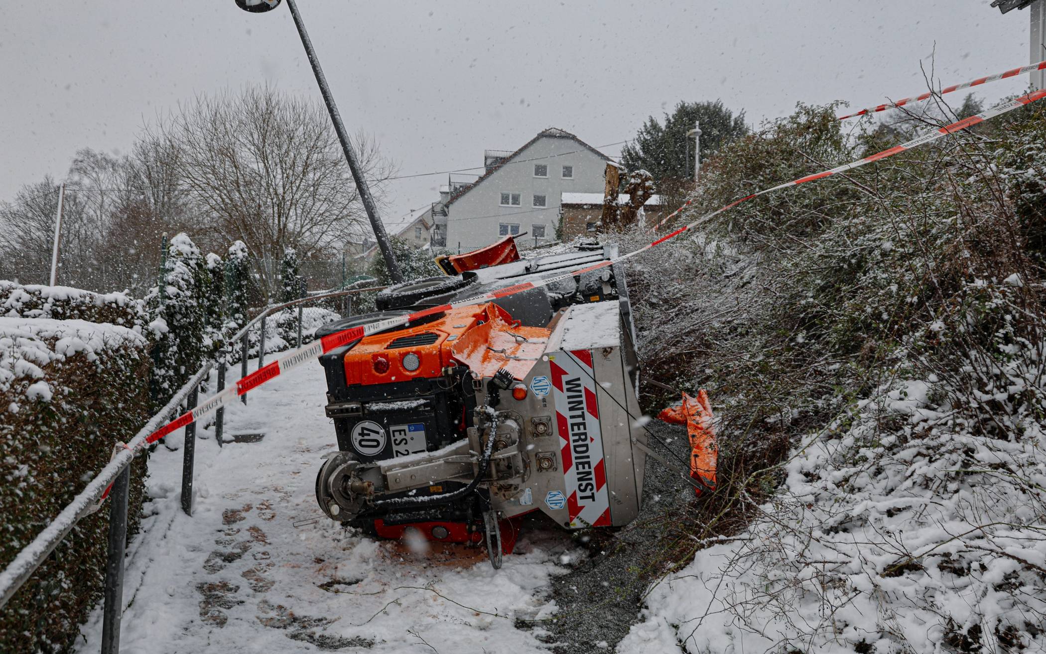 Das Fahrzeug wurde aufwändig geborgen.