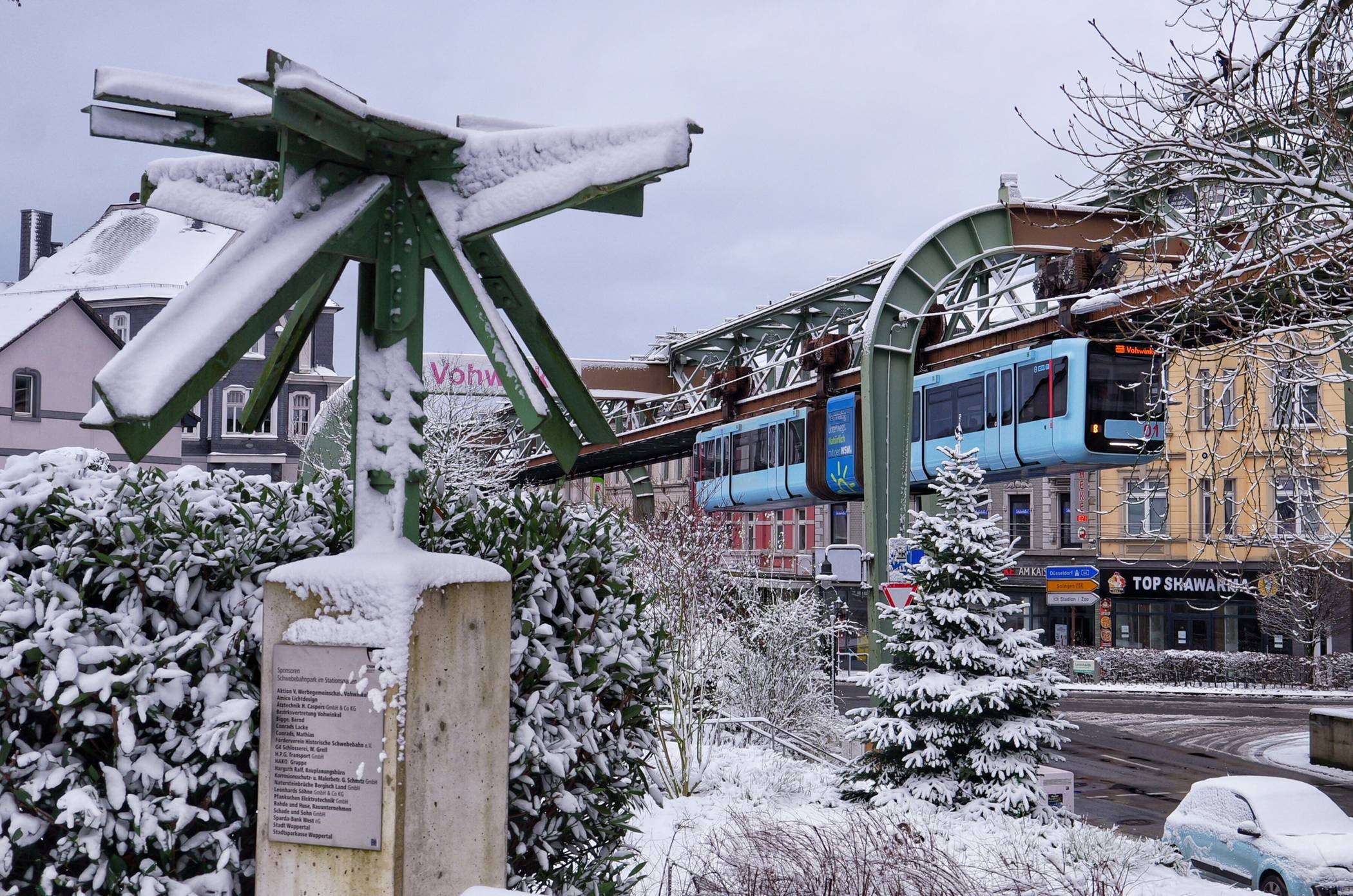  Die Schwebebahn im winterlichen Vohwinkel. 