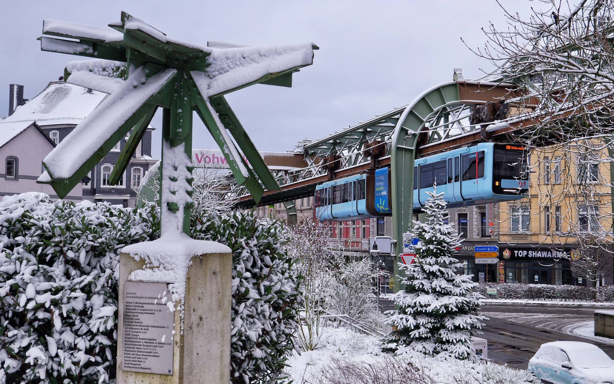 Die Schwebebahn im winterlichen Vohwinkel.