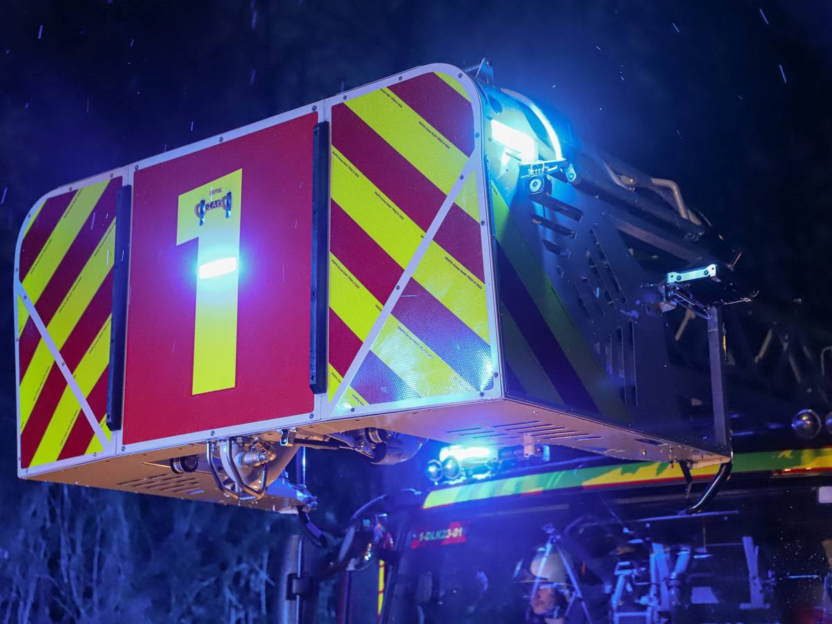 Feuerwehr löscht Brand in Härtemaschine