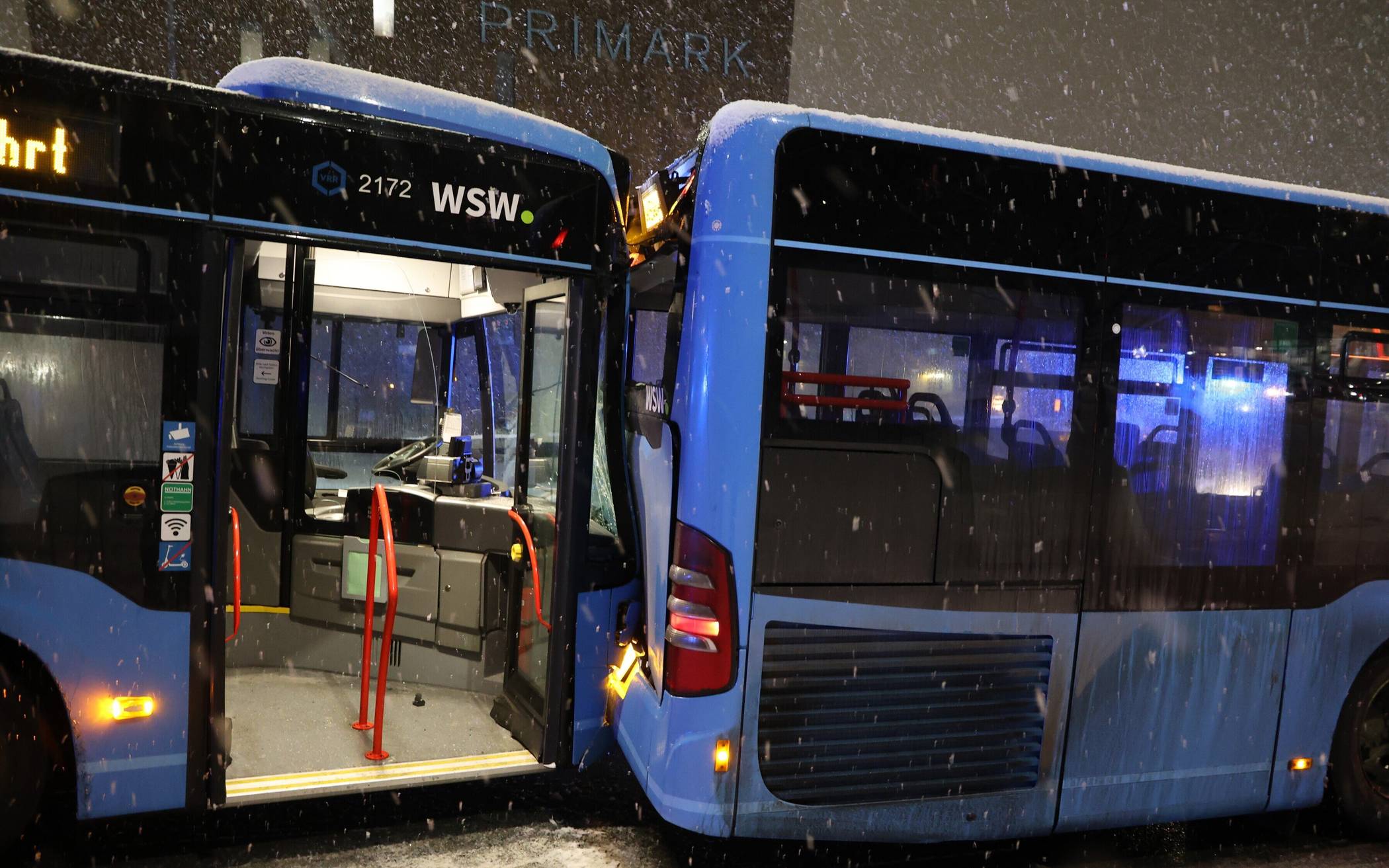 Die beiden kollidierten Busse am Hauptbahnhof.