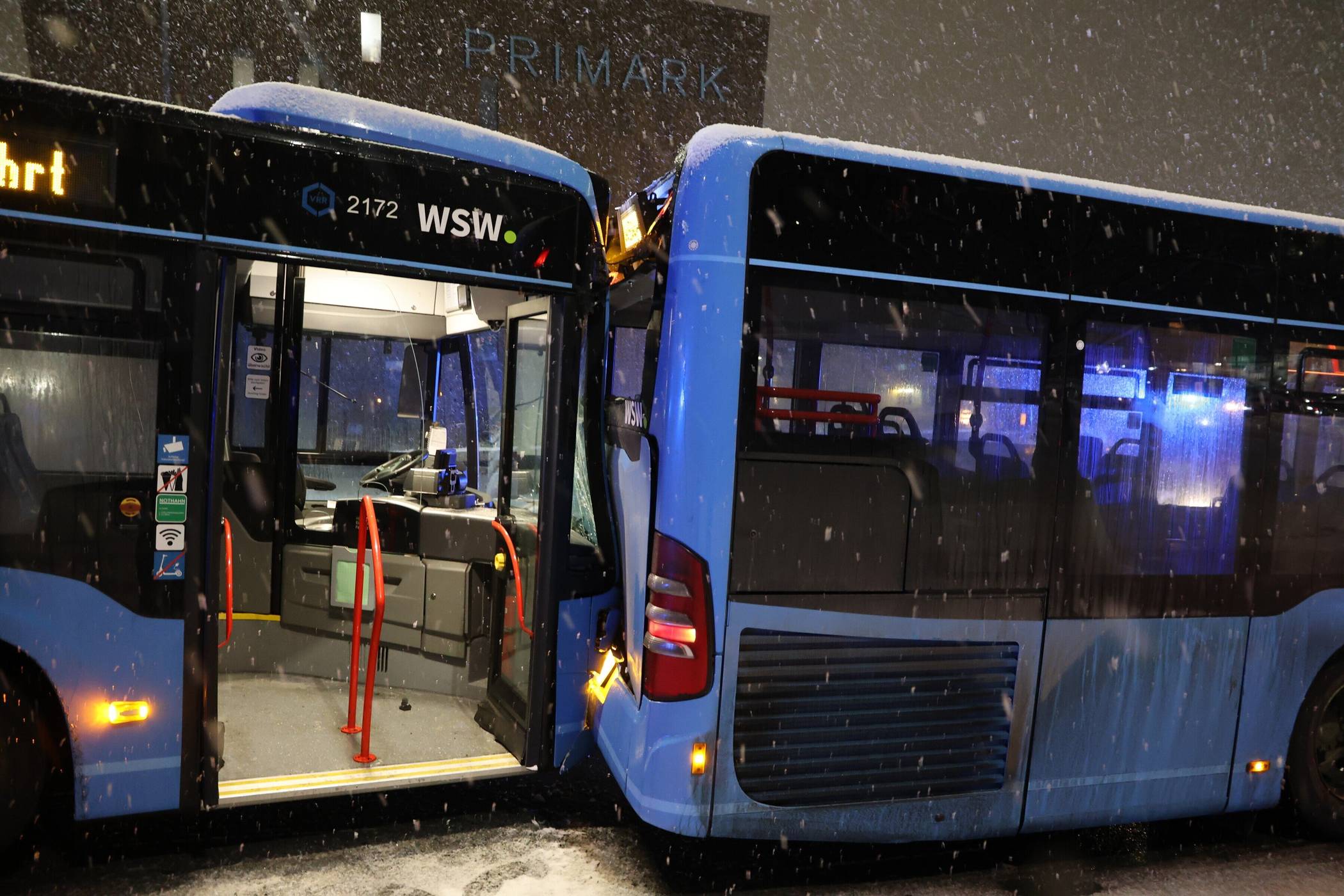 Die beiden kollidierten Busse am Hauptbahnhof.