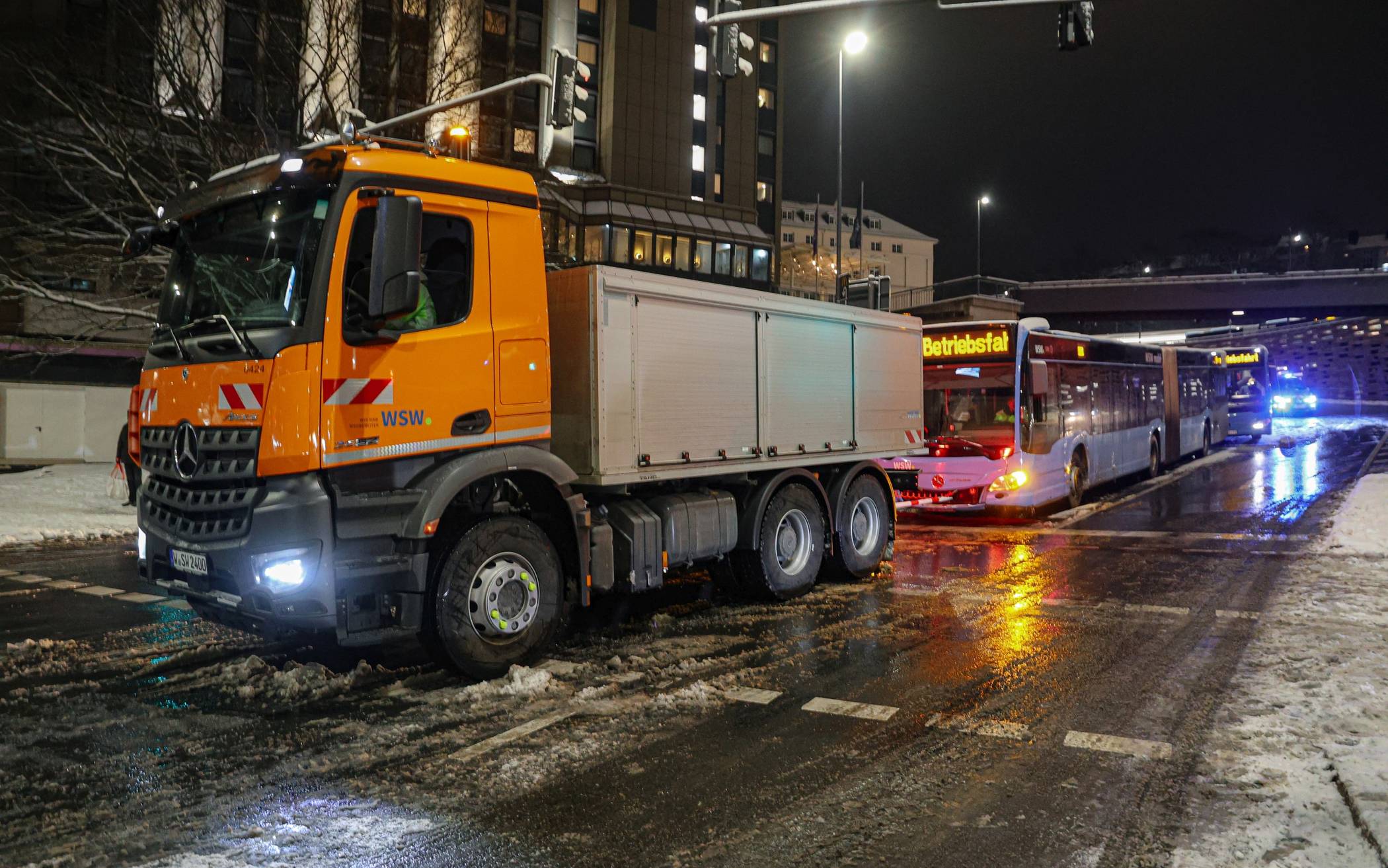 Bilder: Busse stoßen durch Glätte zusammen