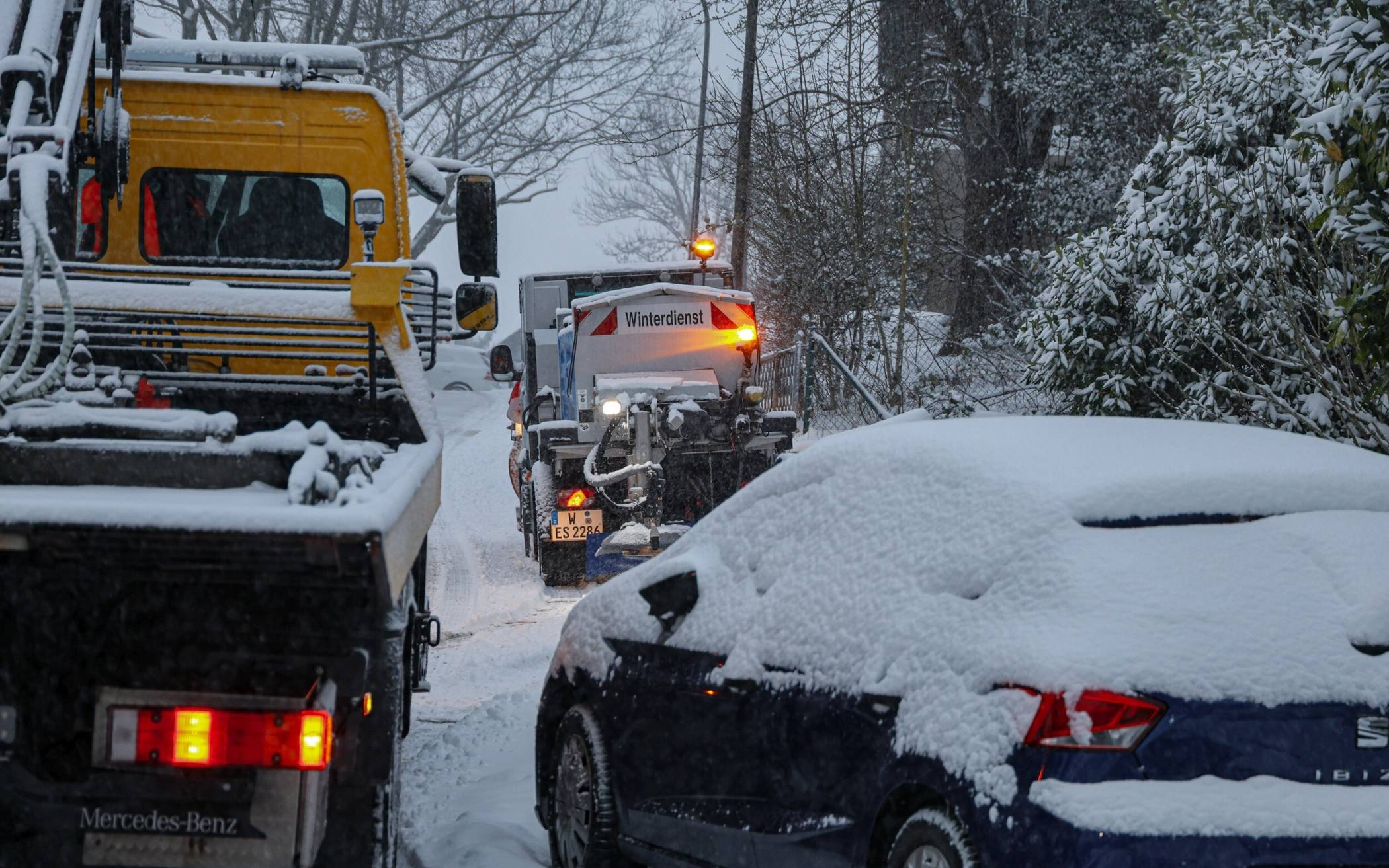 Ein Streufahrzeug am Wuppertaler Döppersberg.