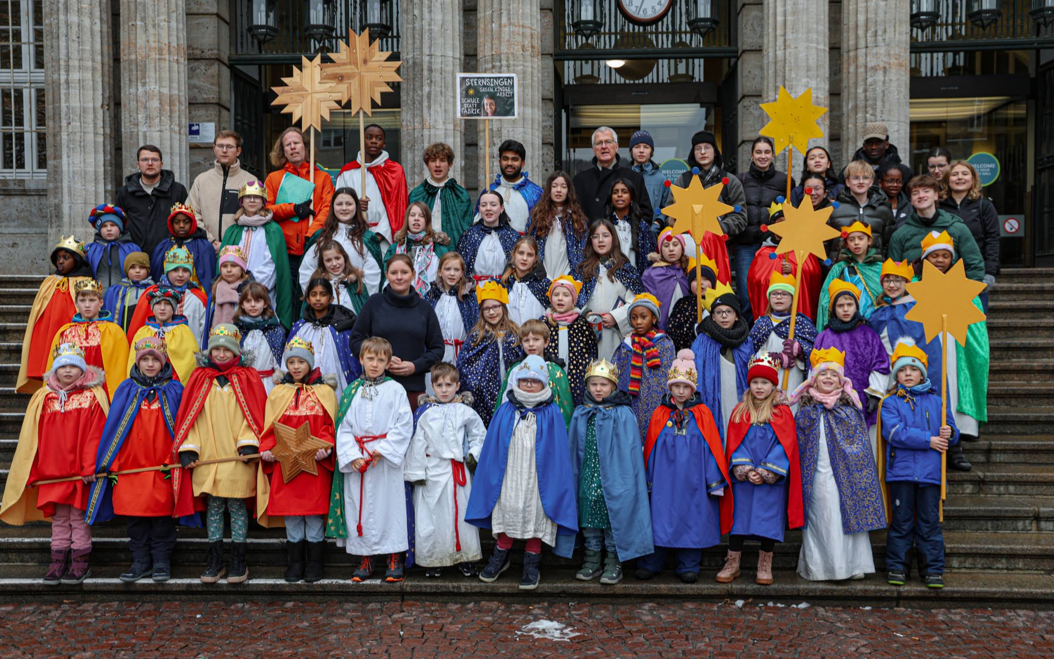 Das Gruppenbild auf der Rathaustreppe.