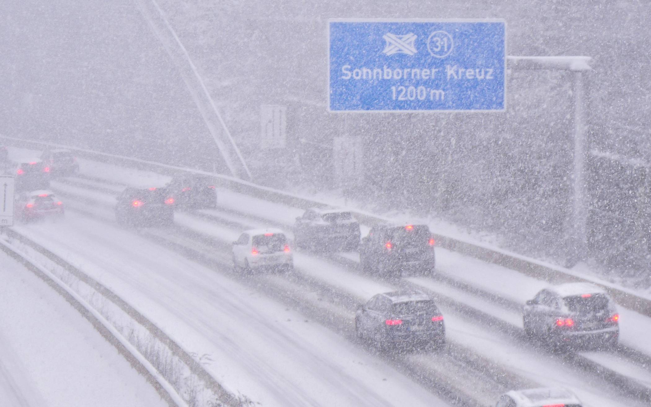Das Schneetreiben auf der A46 vor