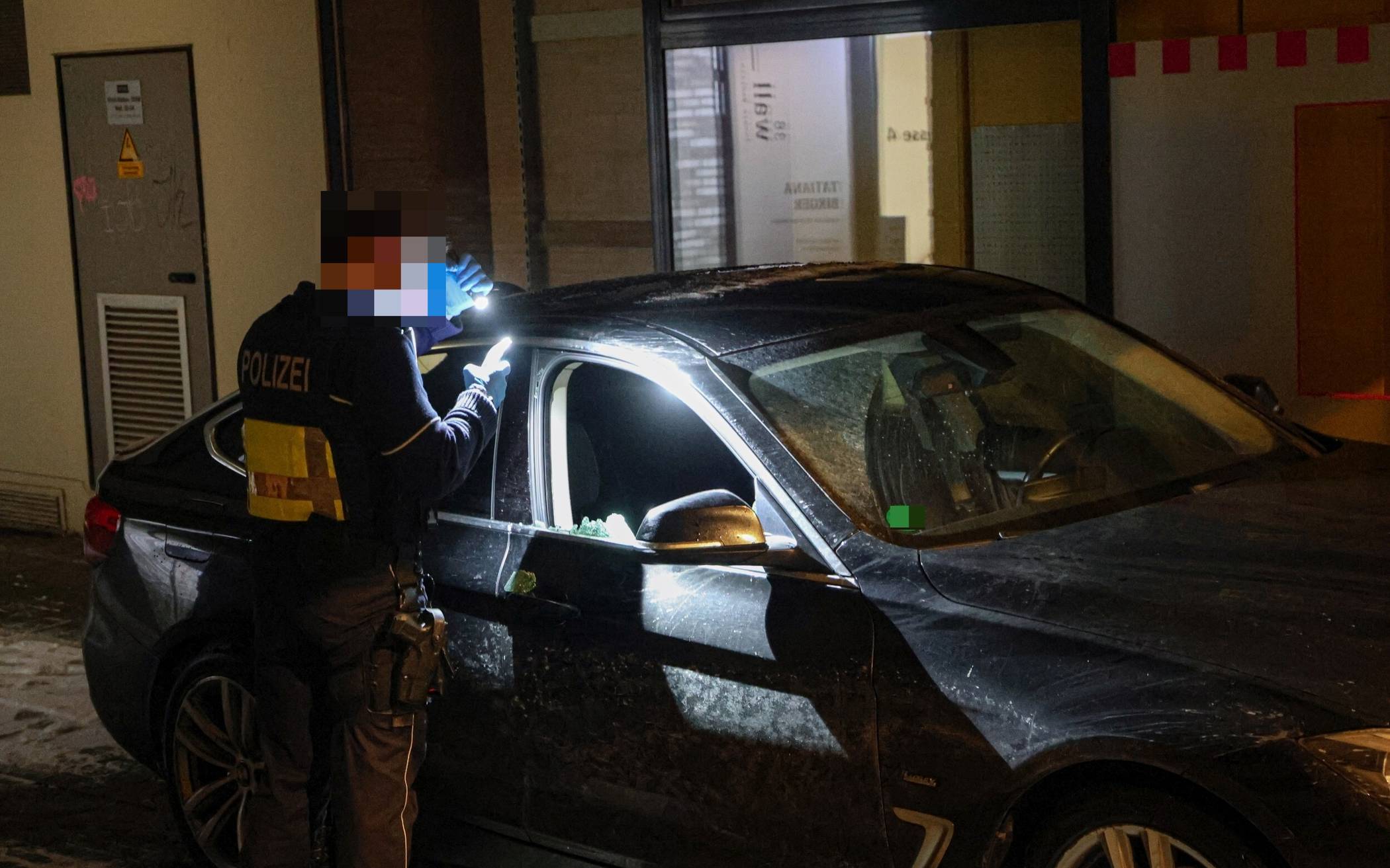 Die Täter schlugen eine Seitenscheibe ein.