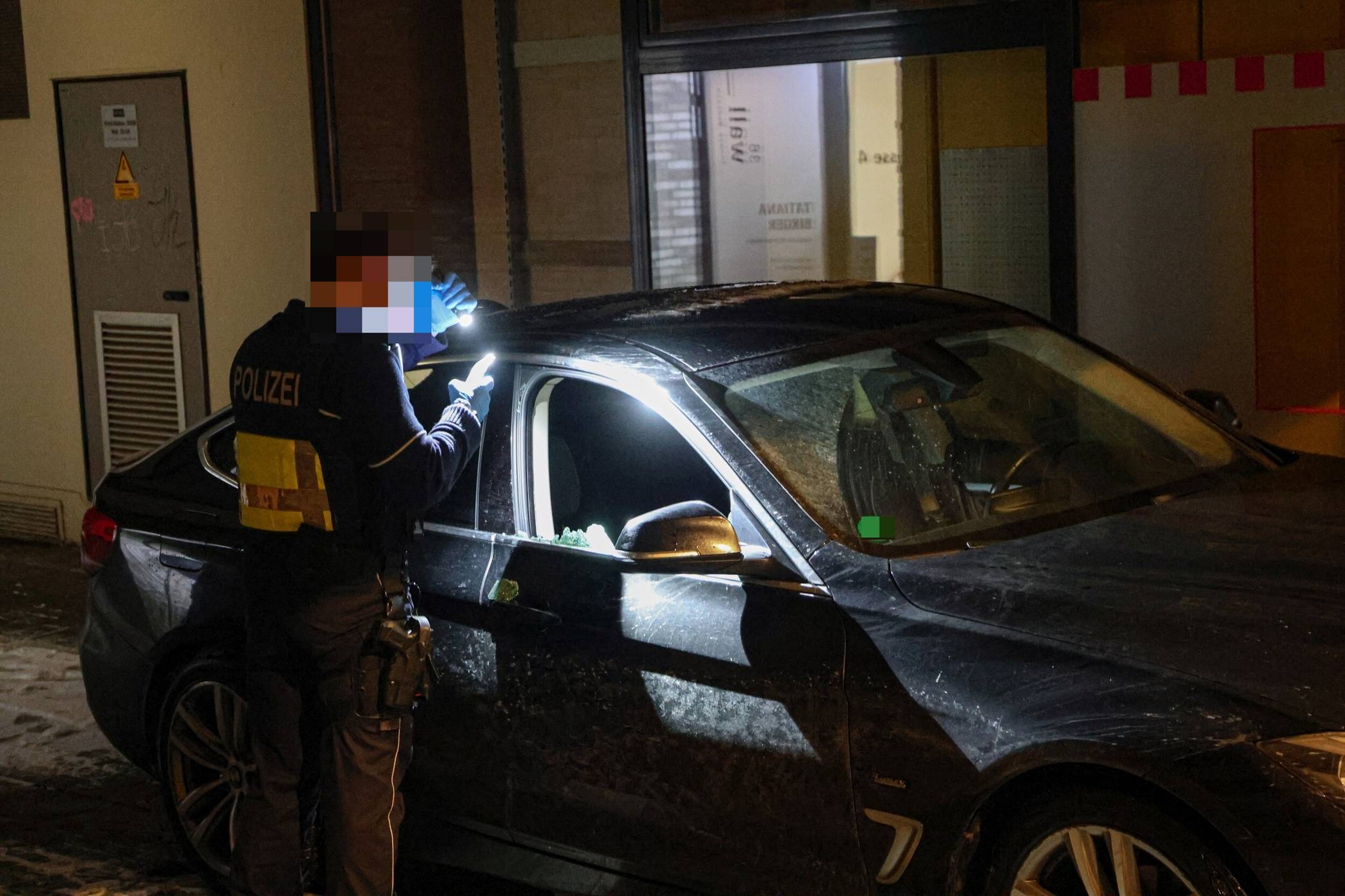 Die Täter schlugen eine Seitenscheibe ein.