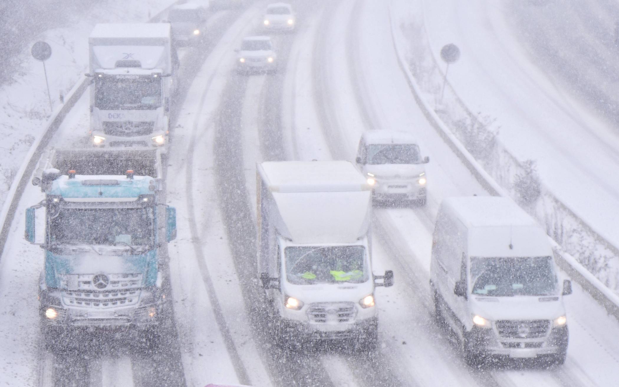Bilder: Schneetreiben auf der A46 in Wuppertal