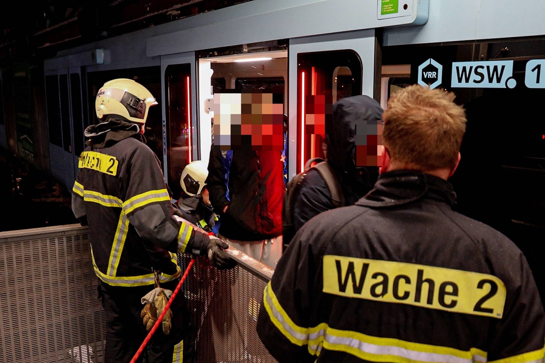  Der Schwebebahn wurden sicher auf den Bahnsteig geleitet. 
