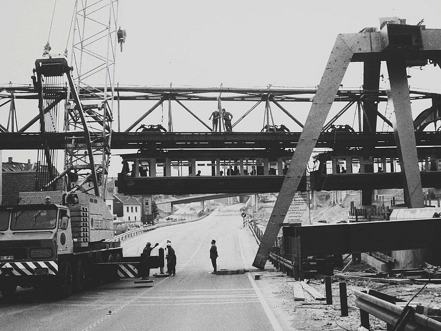  Thema der aktuellen Ausstellung ist die Schwebebahn. Genau wie Tausende andere Menschen zog sie Kurt Keil mit seiner Kamera in ihren Bann. 