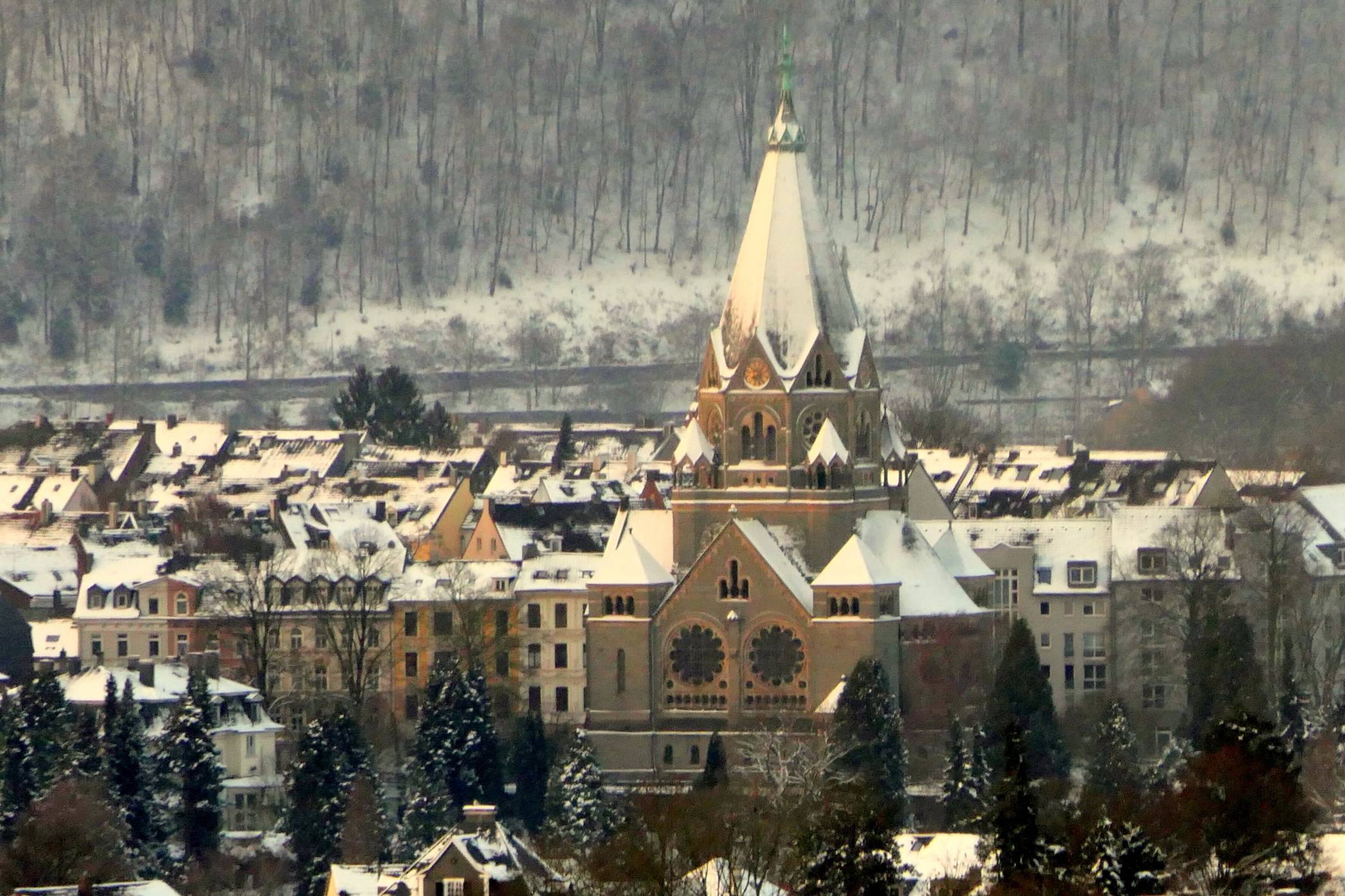  Die imposante Friedhofskirche. 