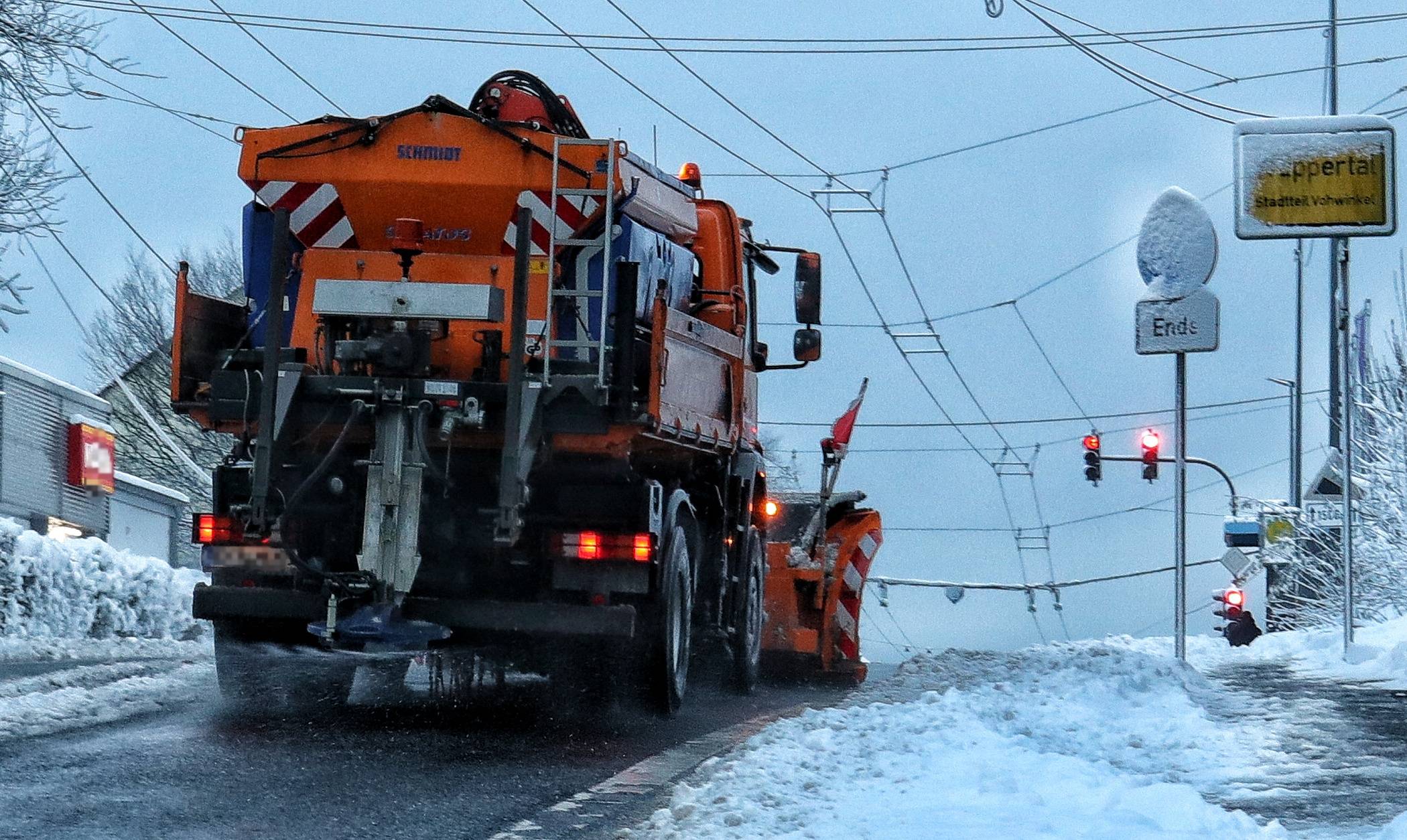 Der Winterdienst ist im Dauereinsatz.