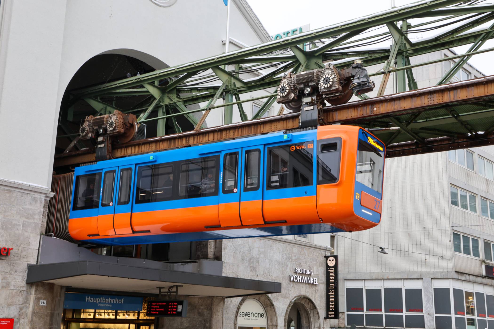 Eine Schwebebahn ist nun ein Jahr in früherem Design unterwegs.