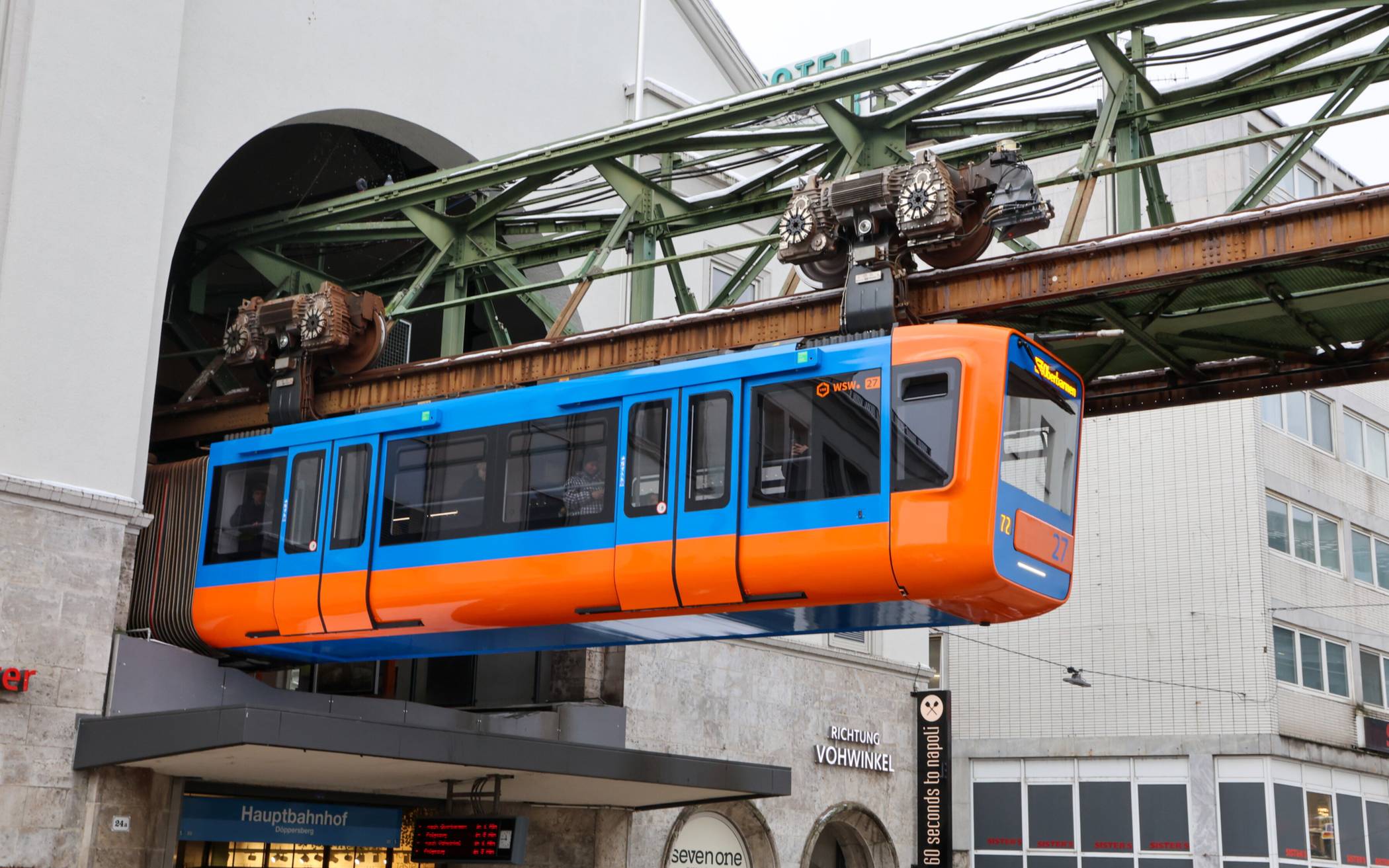 Eine Schwebebahn ist nun ein Jahr