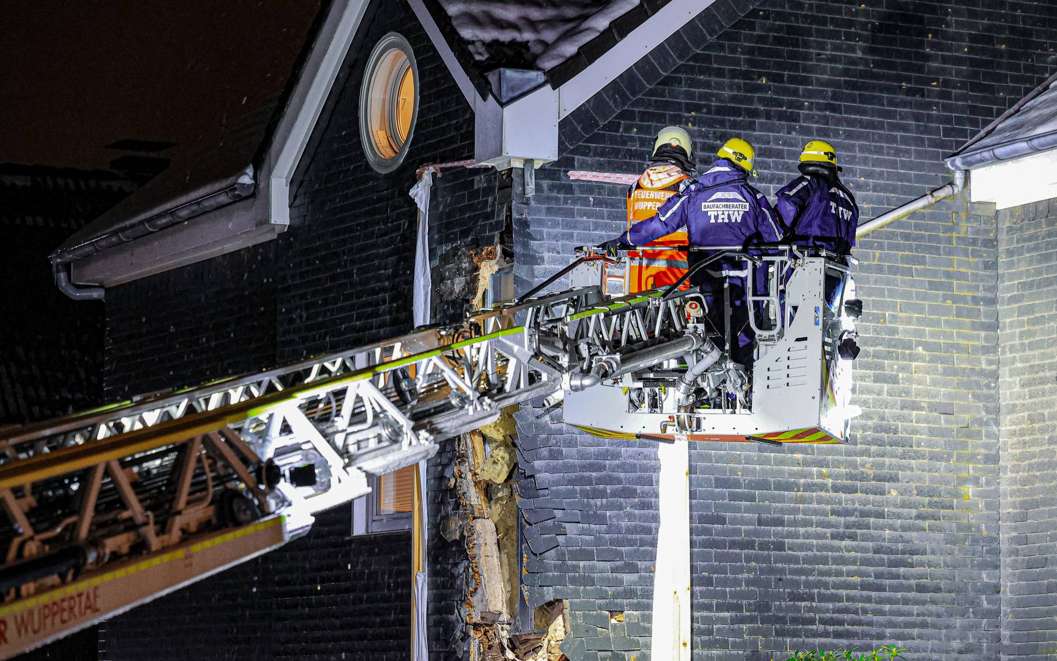 Bilder: THW muss Fachwerkhaus in Wuppertal absichern