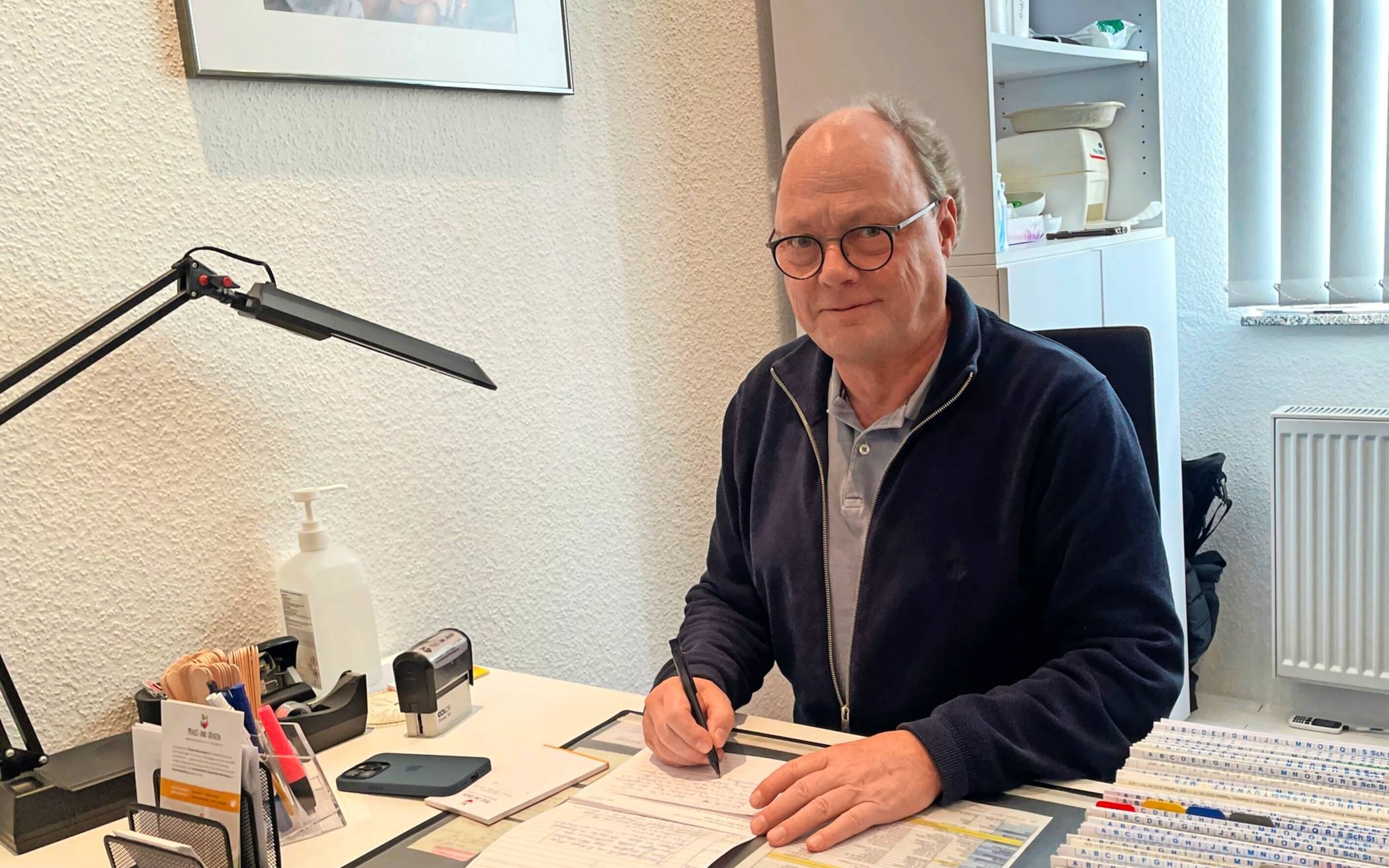  2014 hatte Dr. med. Christoph Zenses die Idee, eine Praxis für Menschen ohne Krankenversicherung zu eröffnen. Seitdem sind immer mehr Patienten zu ihm gekommen. 