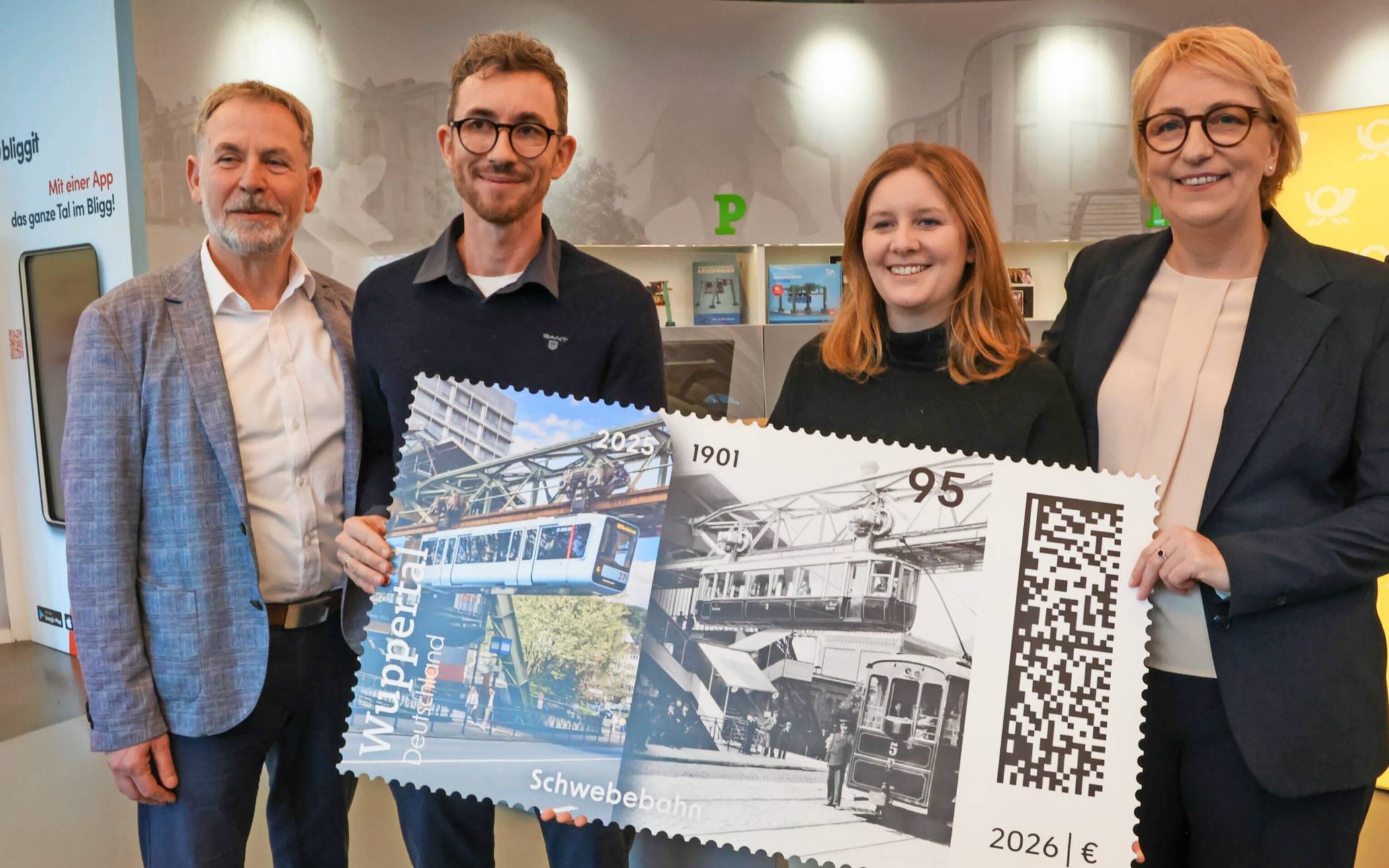  Bei der Vorstellung der Sondermarke zum Schwebebahnjubiläum (v.li.): Stadtmarketing-Chef Martin Bang, Benjamin Löwen (Abteilungsleiter Frakierung der Deutschen Post), Oberbürgermeisterin Miriam Scherff und WSW-Geschäftsführerin Sabine Schnake. 