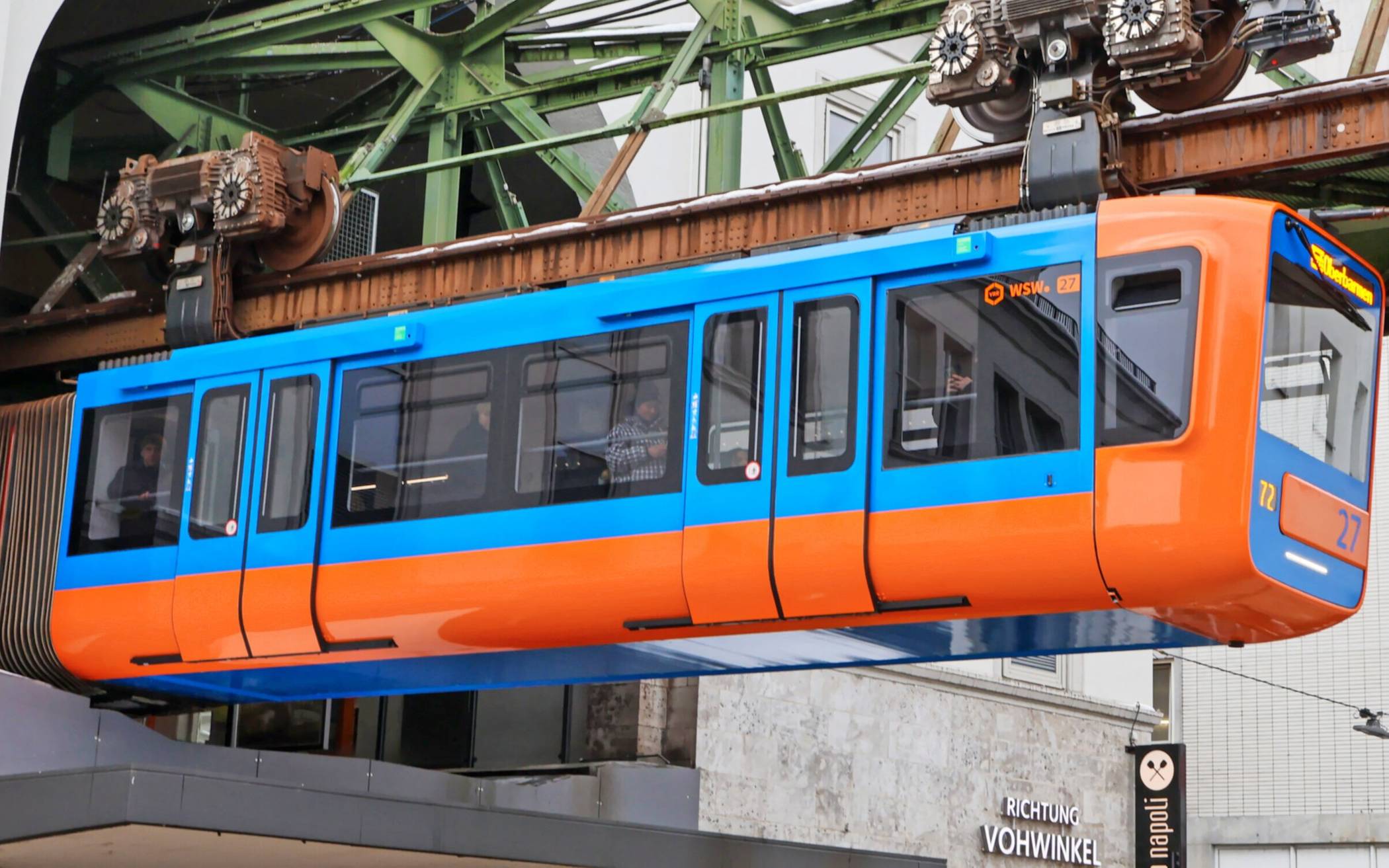 Kleiner Gimmick zum Jubiläum: eine neue Schwebebahn im Look der Vorgänger-Baureihe .