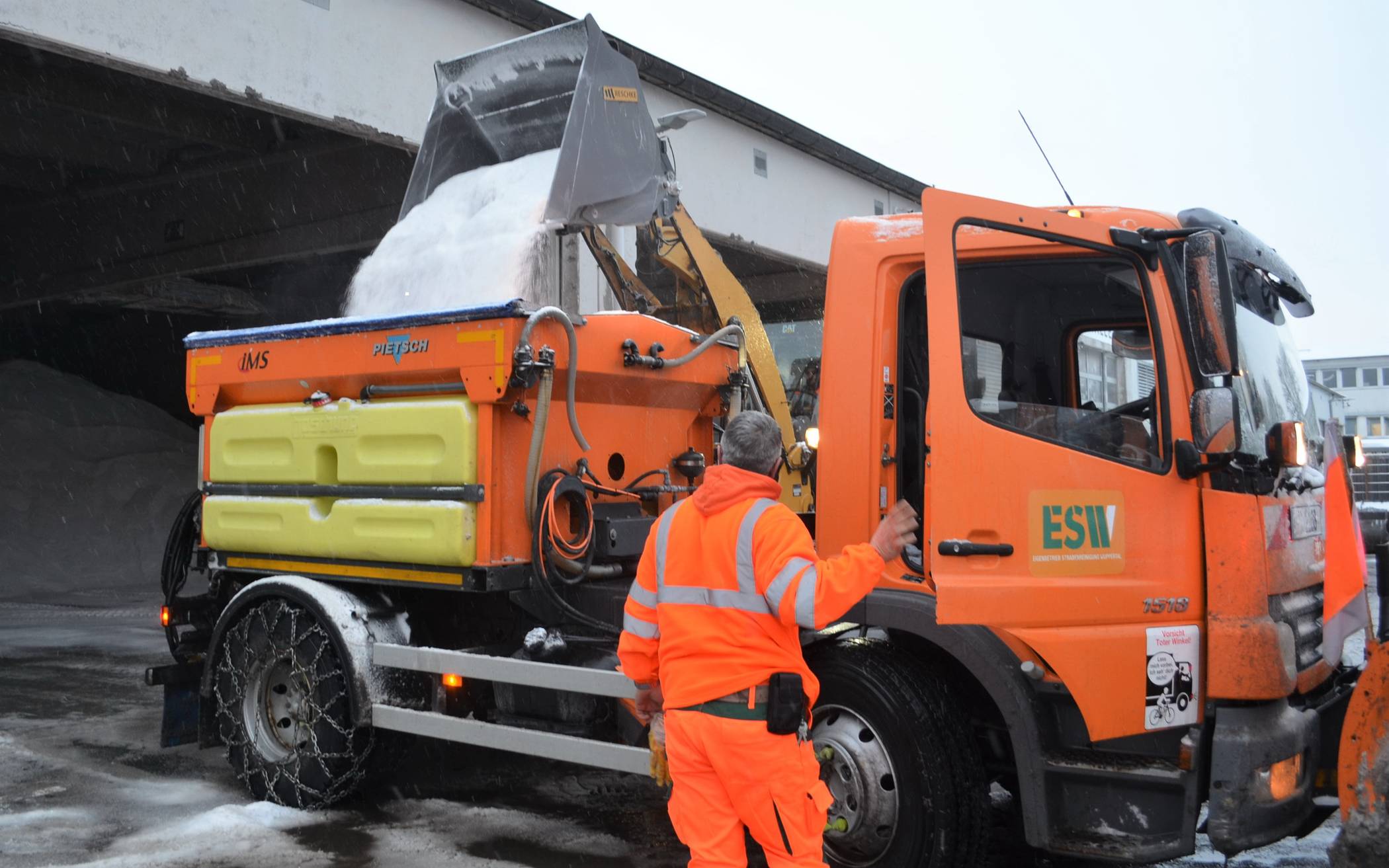 Der Winterdienst ist im Dauereinsatz.