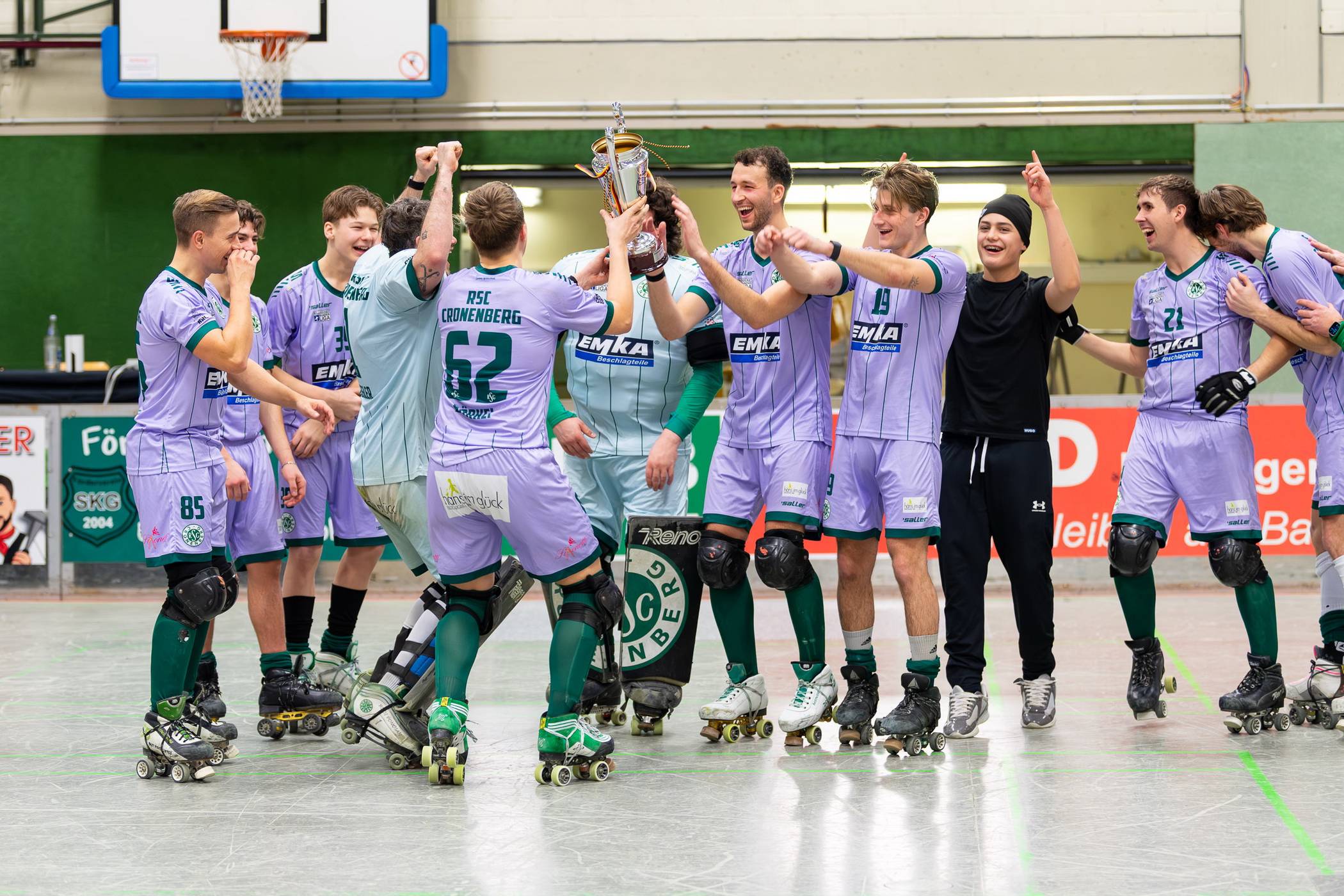  Der Jubel mit dem Pokal. 