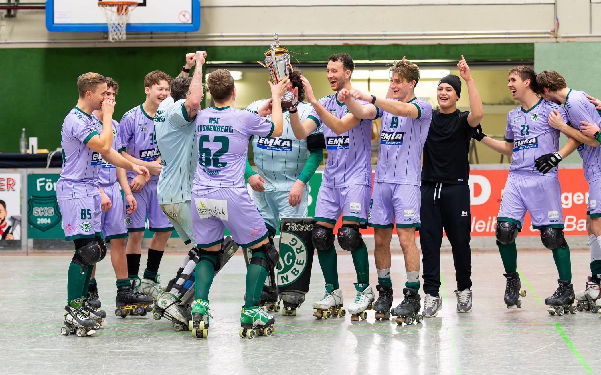 Der Jubel mit dem Pokal.