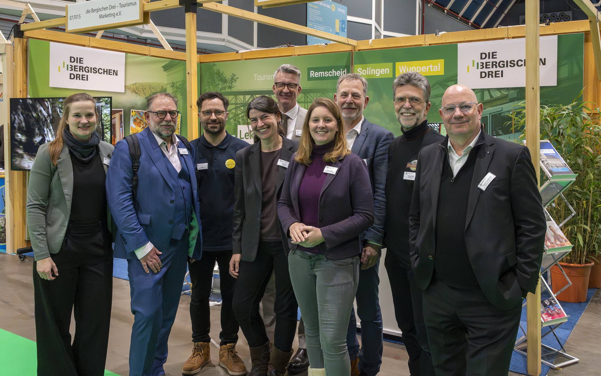  Von li.: Anne Gebuhr (BLTM), Peter Heinze (Stadt Remscheid), Tim Müller (Stadt Solingen), Marie Haus (Visiodrom), Sven Wolf (Stadt Remscheid), Miriam Scherff (Stadt Wuppertal), Martin Bang (Wuppertal Marketing), Thomas Helbig (Schwebodrom) und Stephan A. Vogelskamp (Bergische Struktur- und Wirtschaftsförderungsgesellschaft). 
