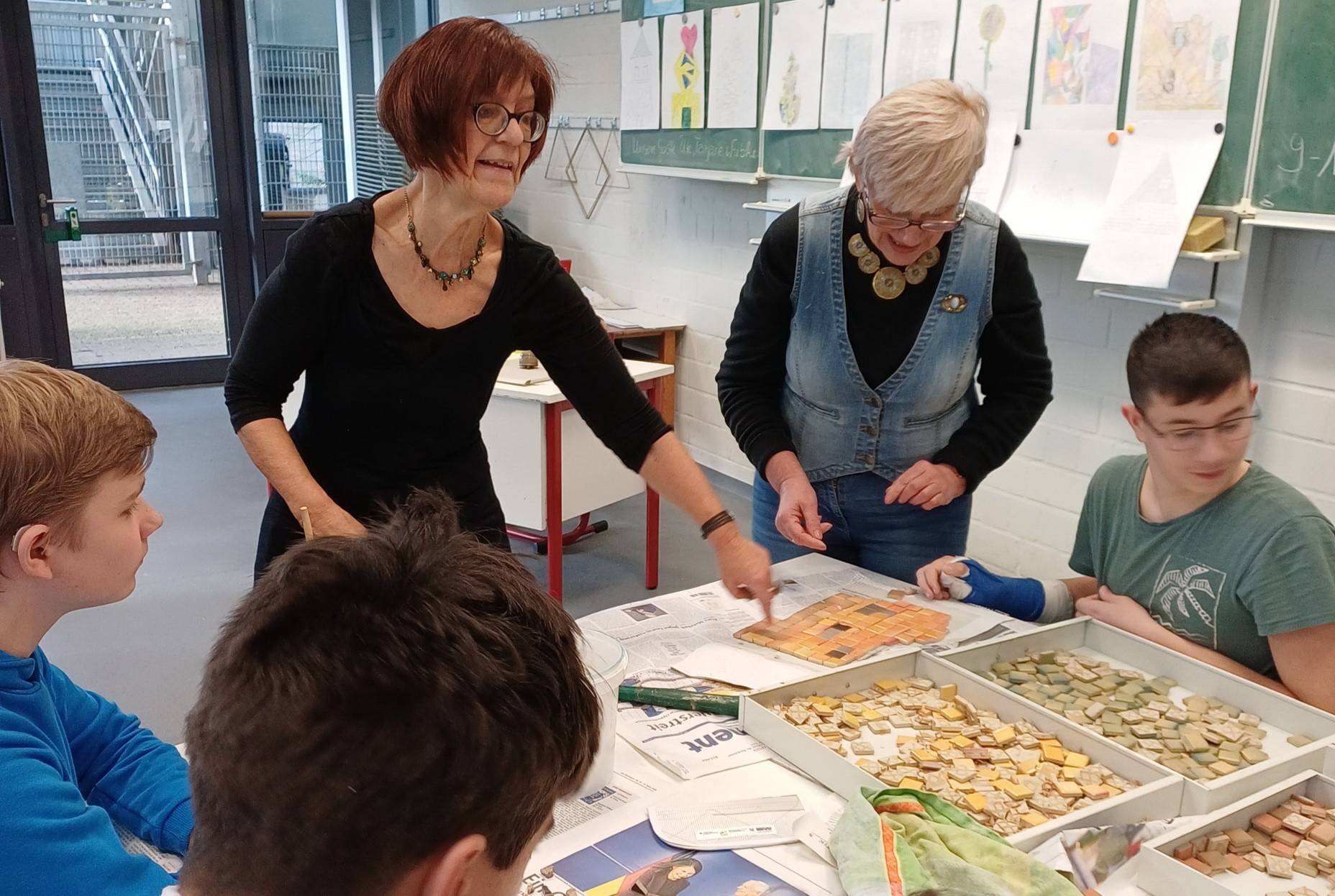 Den Workshop leitet die Künstlerin Ute Scholl-Halbach (li.).