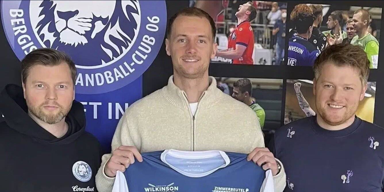 Trainer Arnor Gunnarsson, Neuzugang Fynn Hangstein und Trainer Markus Pütz.