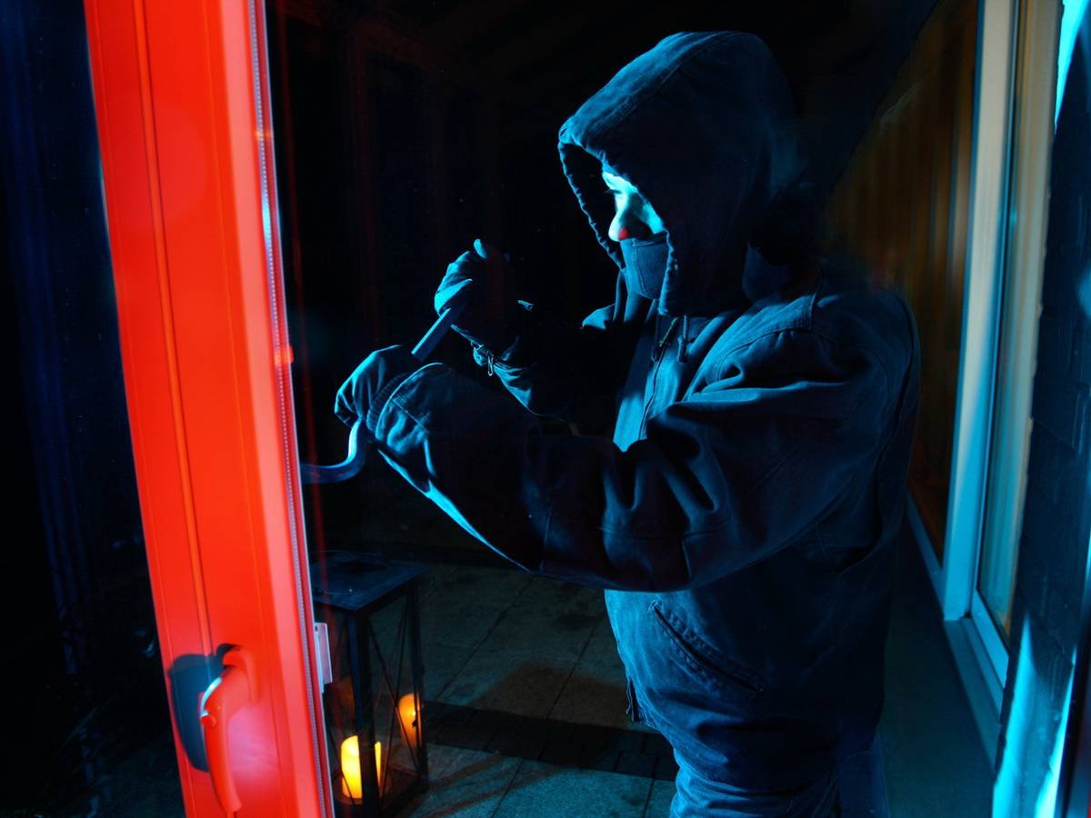 Schmuck, Werkzeug und Geld gestohlen