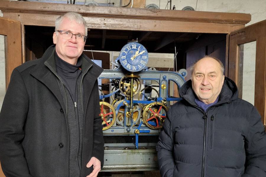 Turmuhr, Glocken, Kanzel und Familienkirche - Gernold Sommer und Frank Römpke führen durch die Hauptkirche.