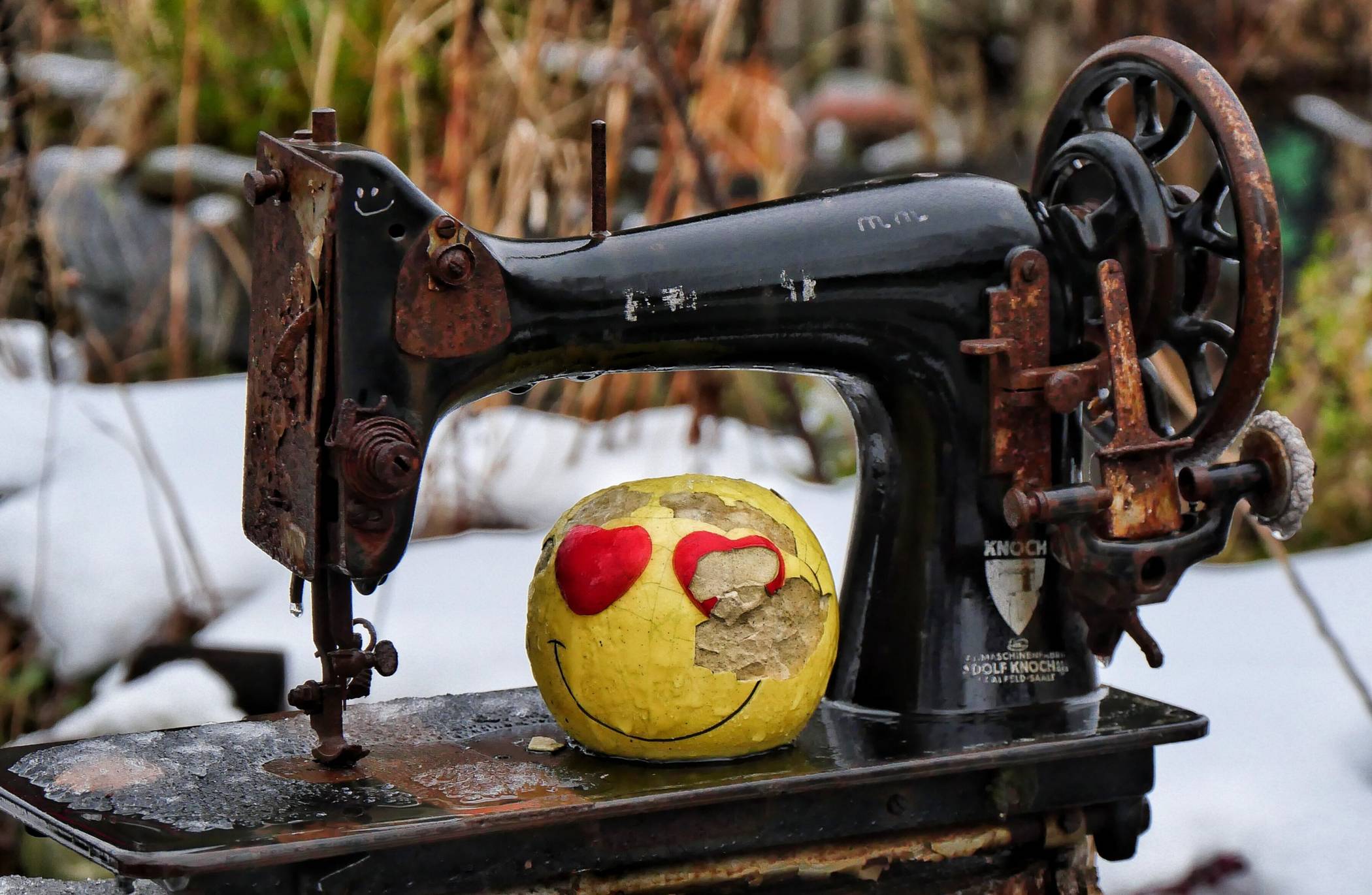 Zwei der Fundstücke im Steingarten.