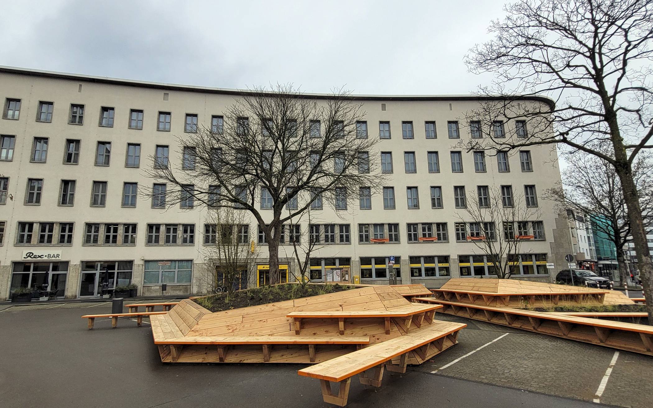 Die Holzkonstruktion auf dem Platz am