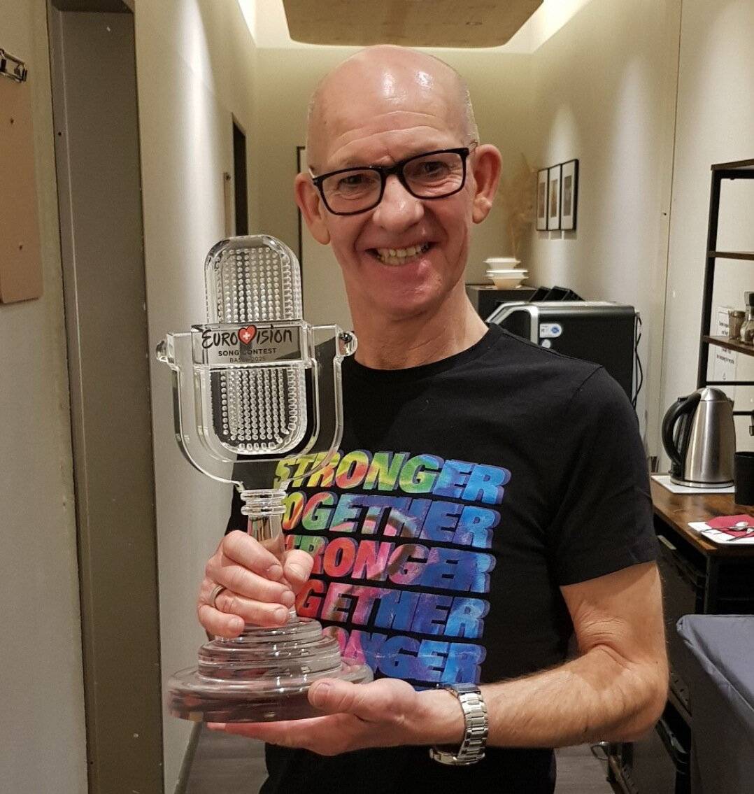 Peter Bergener mit der ESC-Trophäe.